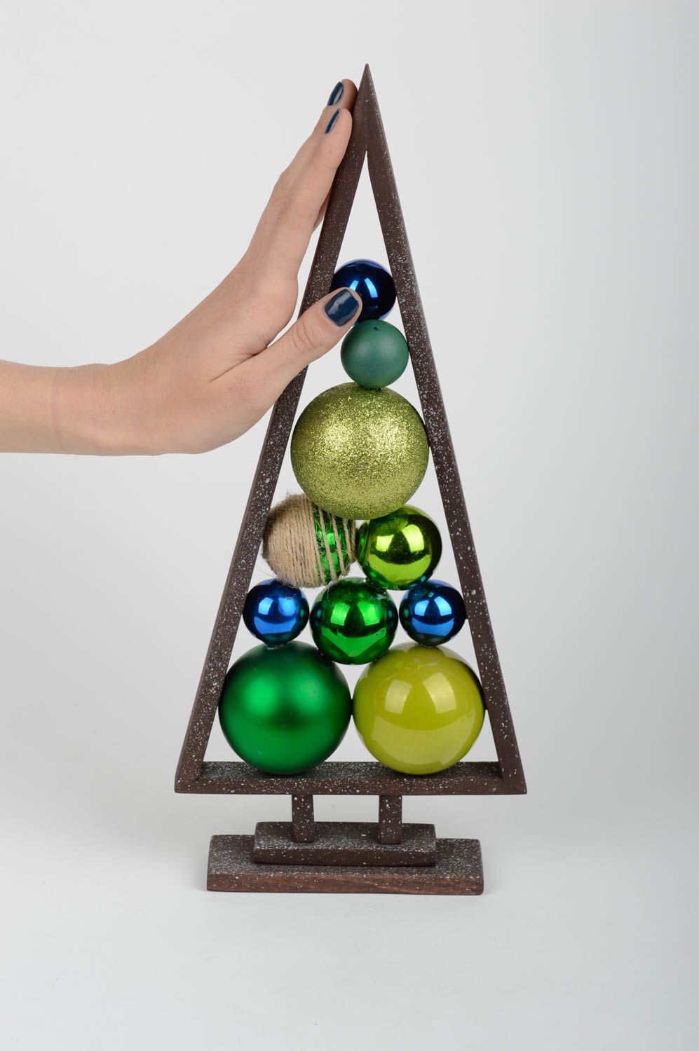 Декор для дома хэнд мэйд искусственная елка с шарами новогодний декор из дерева фото 2