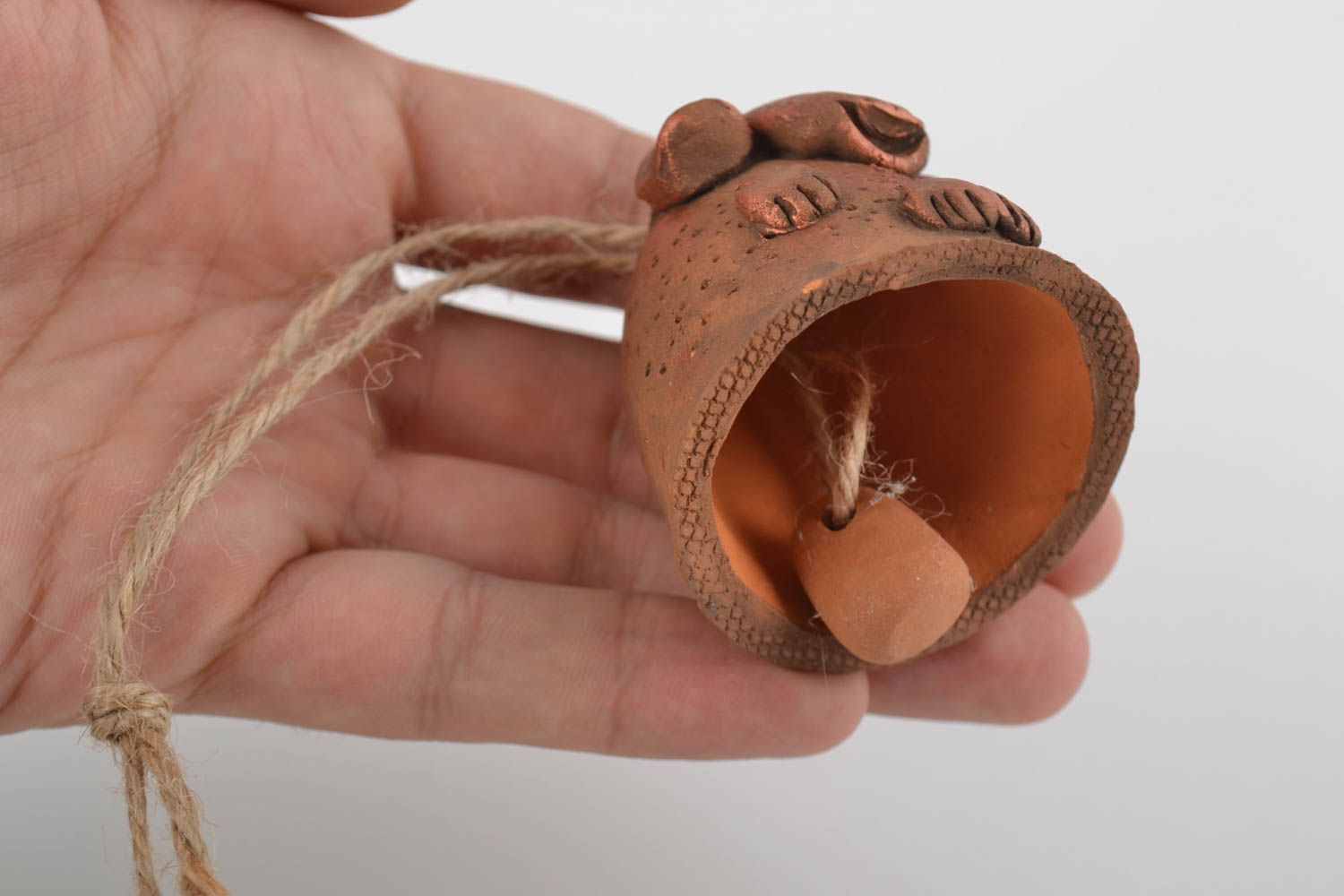 Clochette en argile originale chien marron faite main décorative à suspendre photo 2