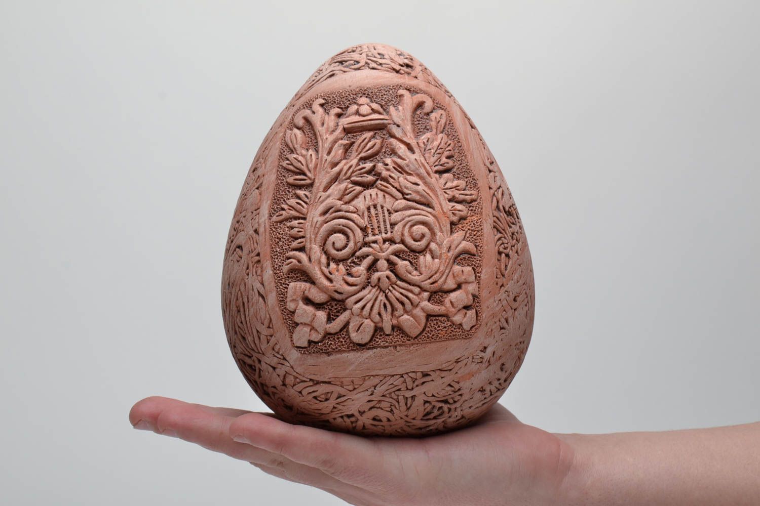 Пасхальное керамическое яйцо с лепниной  фото 5
