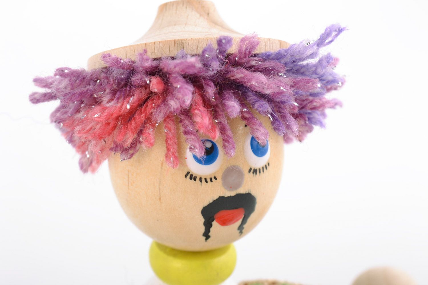 Schönes bemaltes handmade Spielzeug aus Holz Kosak mit Hut foto 4