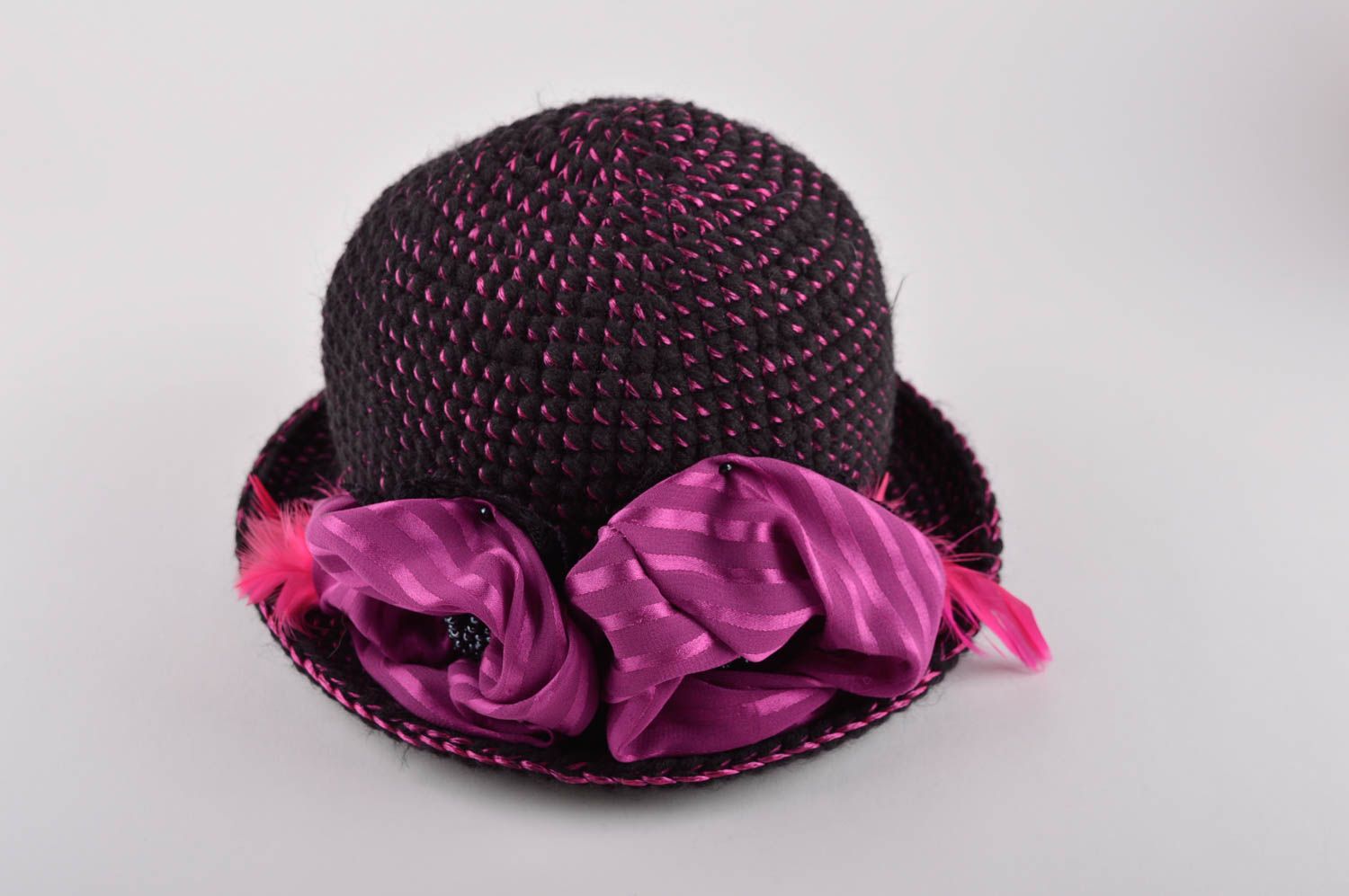 Женская шапка ручной работы головной убор зимняя шапка цвета фуксии с шелком фото 5