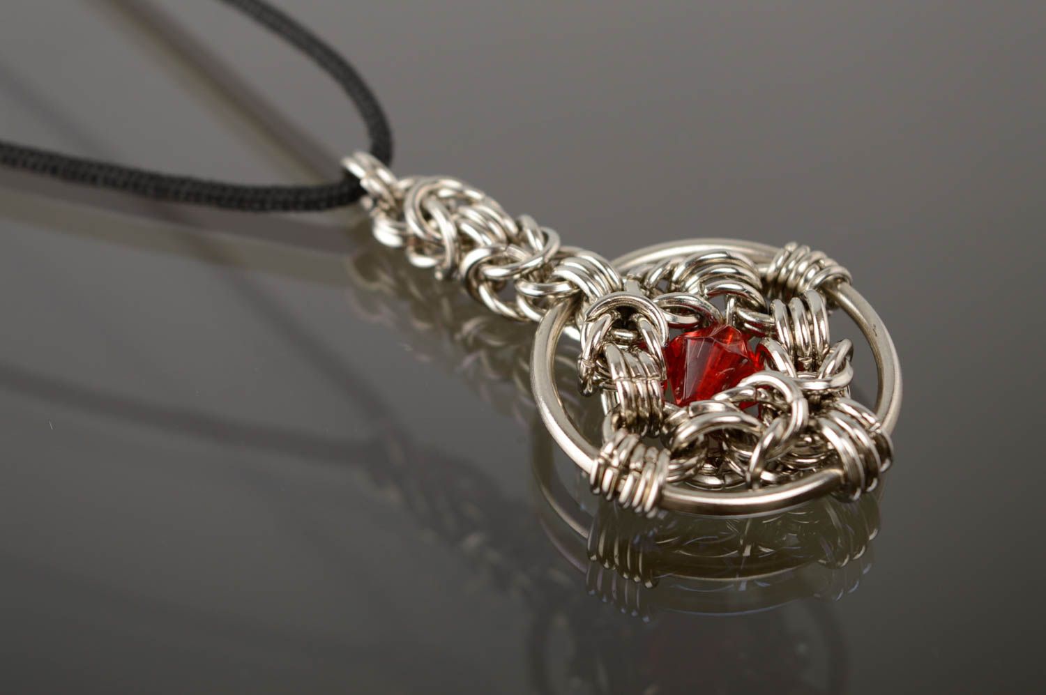 Handmade Anhänger aus Metall mit Schnur und Glaskugel foto 1