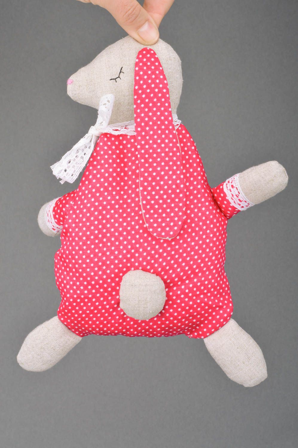 Розовая детская игрушка грелка с вишневыми косточками в виде зайчика ручной работы фото 3