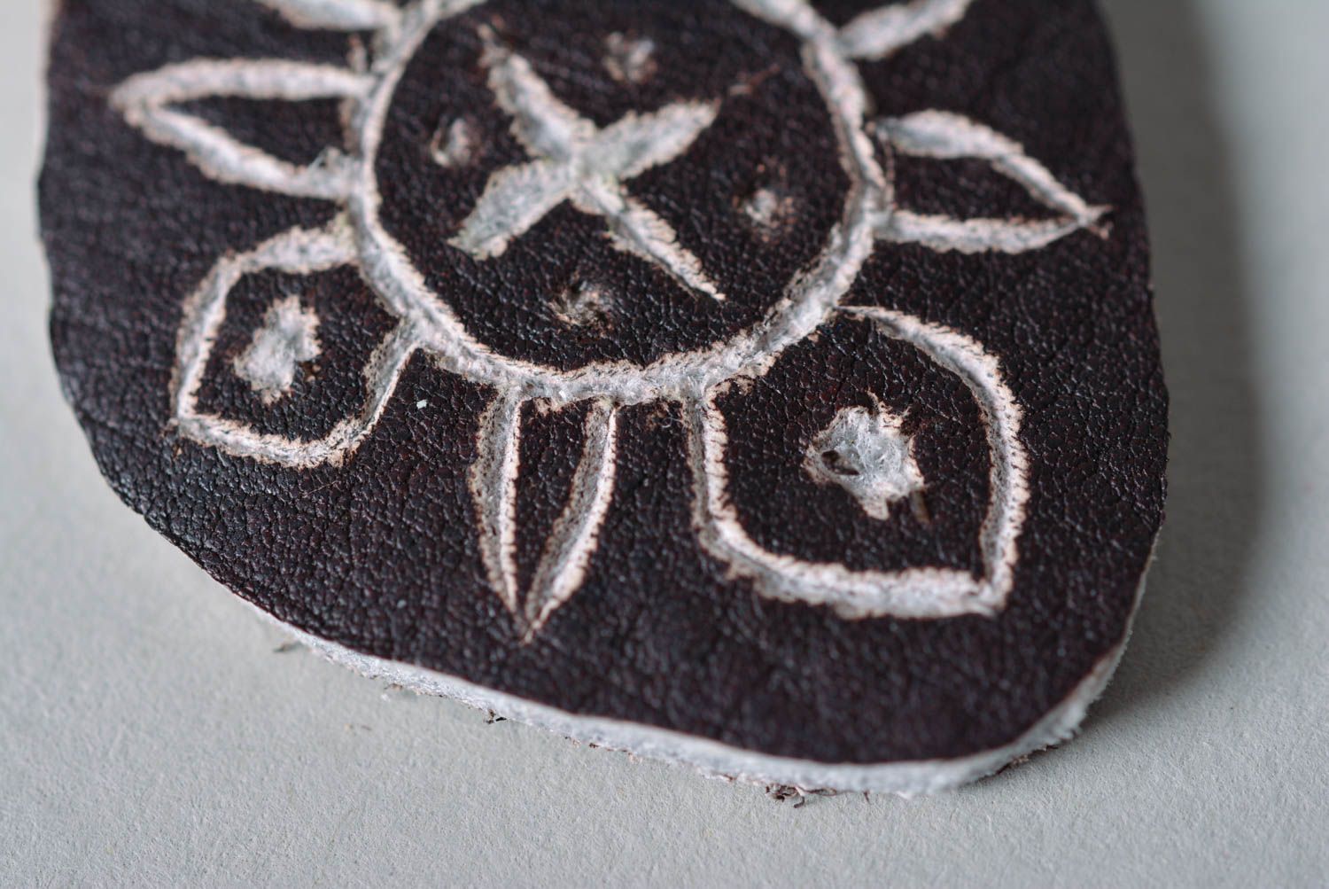 Pendentif noir Bijou fait main en cuir décoré de gravure Cadeau femme tendance photo 4