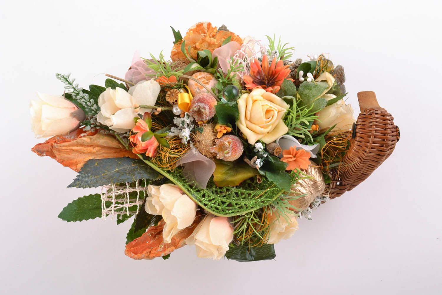 Composición de flores artificiales en cesta trenzada bonita poco común artesanal foto 4