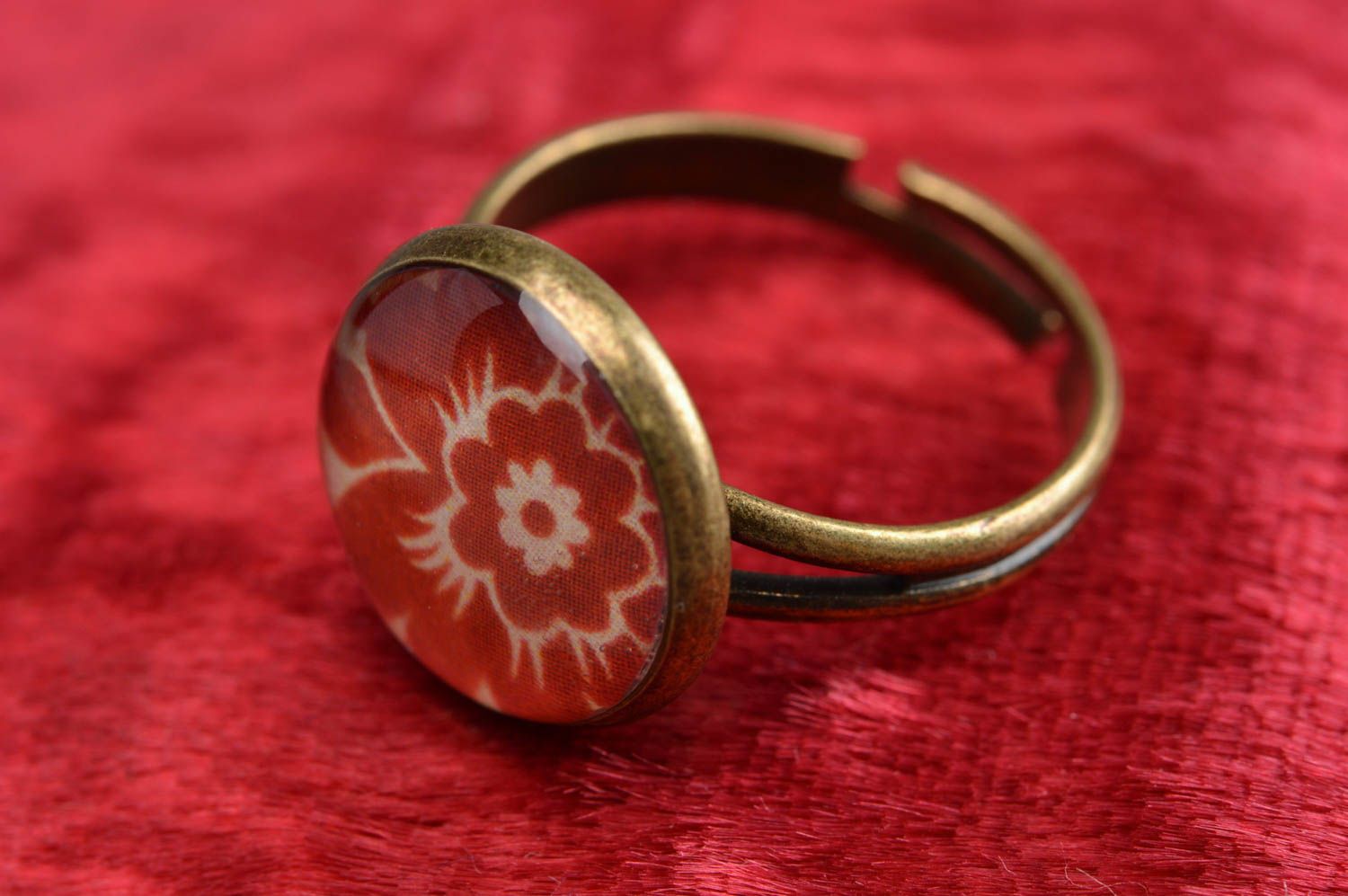 Origineller Vintage Ring aus Epoxidharz mit Blume in Decoupage Technik foto 1