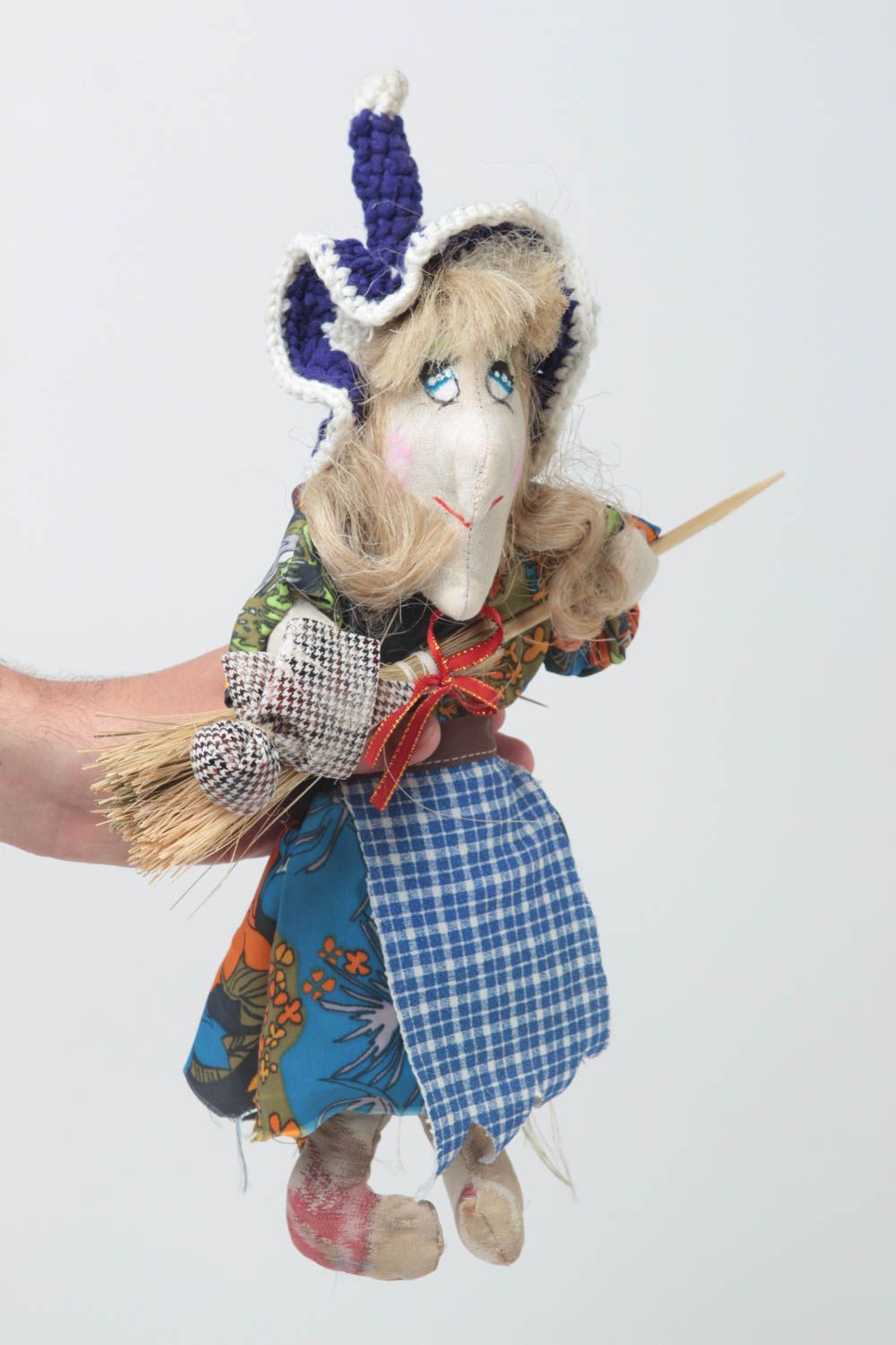 Игрушка кукла из ткани Баба яга небольшого размера в шляпе забавная хэнд мейд фото 5