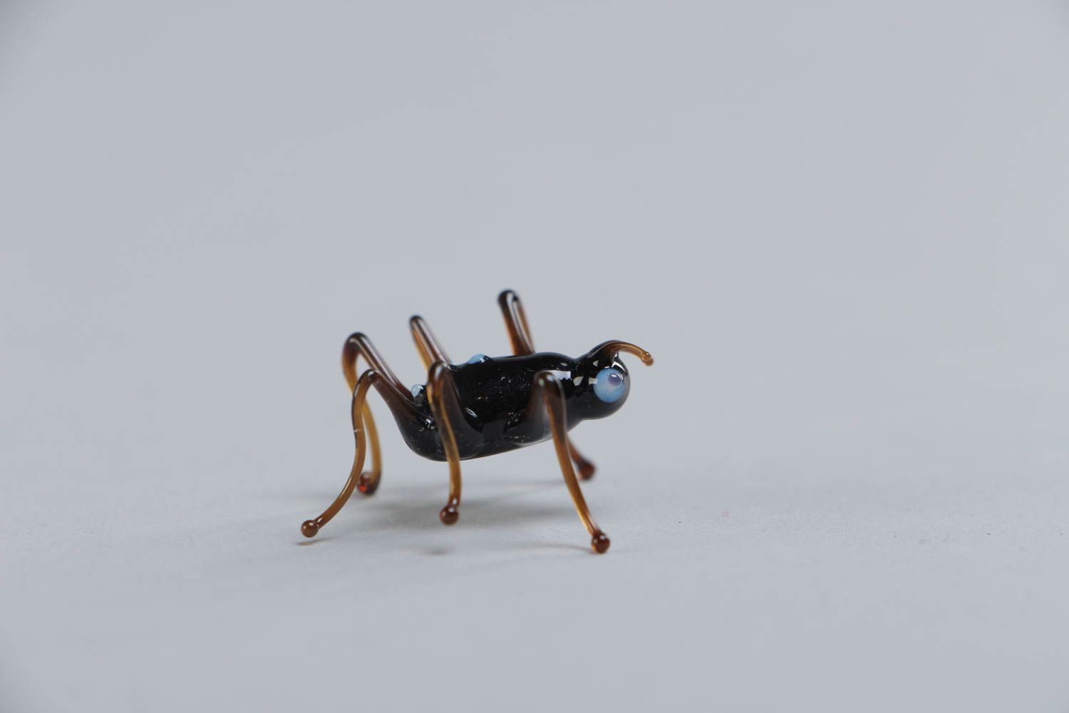 Фигурка паука из стекла в технике лэмпворк ручной работы коричневая миниатюрная фото 2