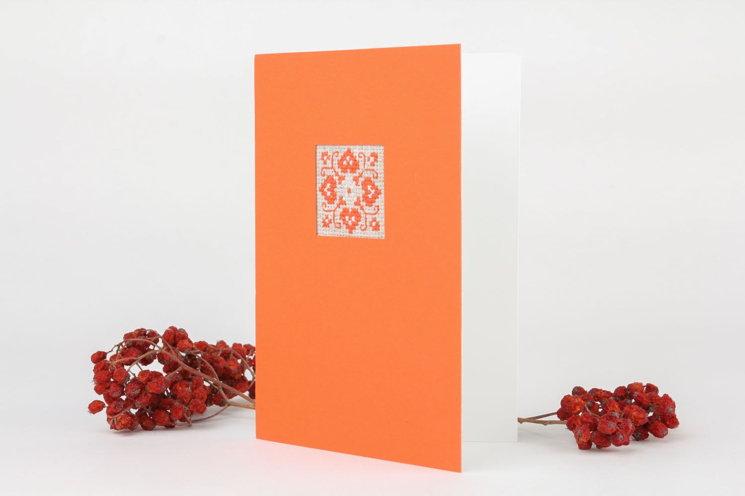 Оранжевая поздравительная открытка с вышивкой фото 1