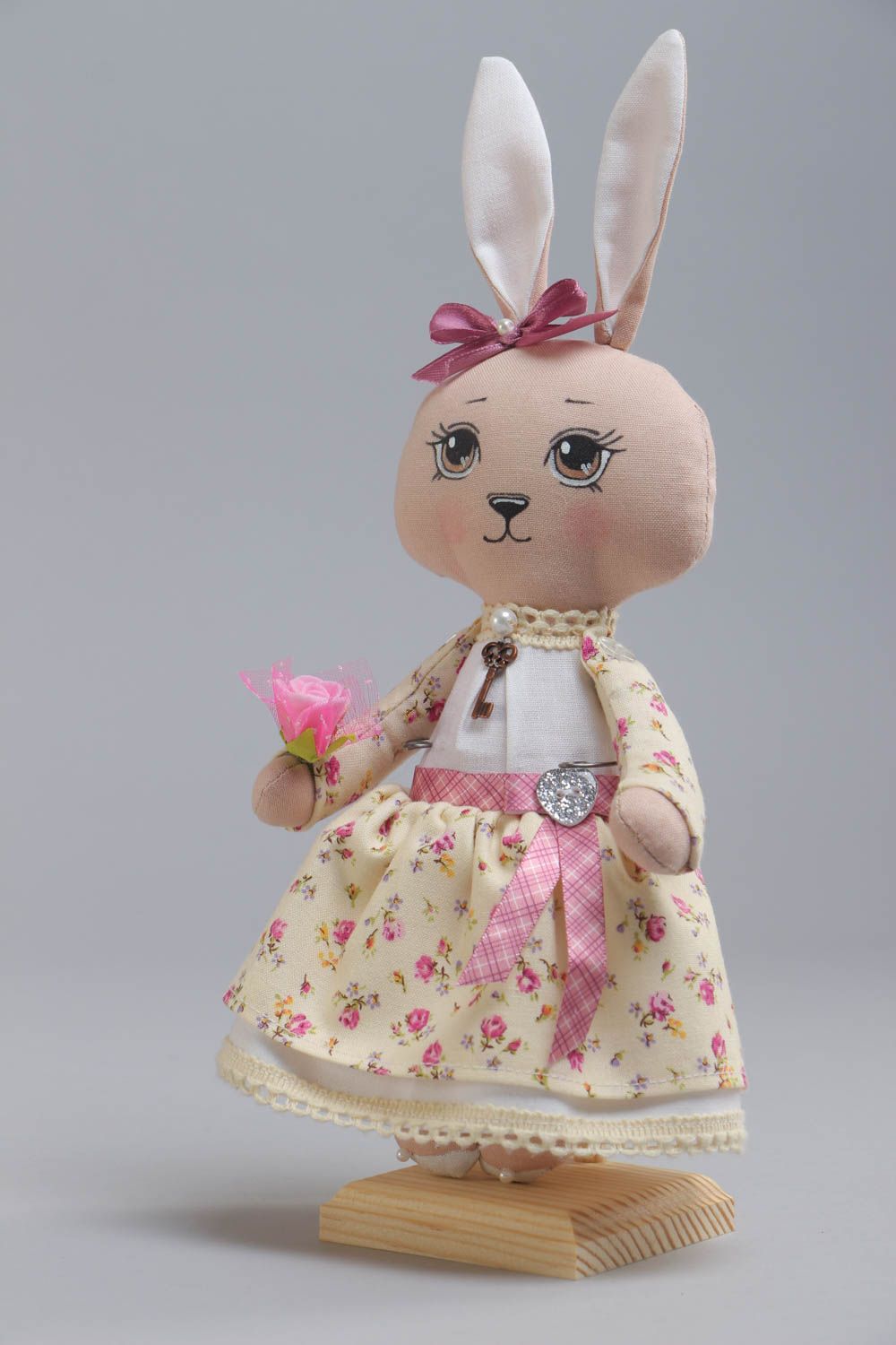 Muñeco de peluche hecho a mano original conejo de tela con rosa bonito foto 2