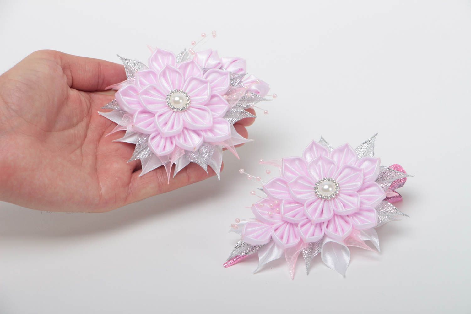 Elegantes handmade Schmucksachen Set aus Atlasbändern Brosche und Haarspange foto 5