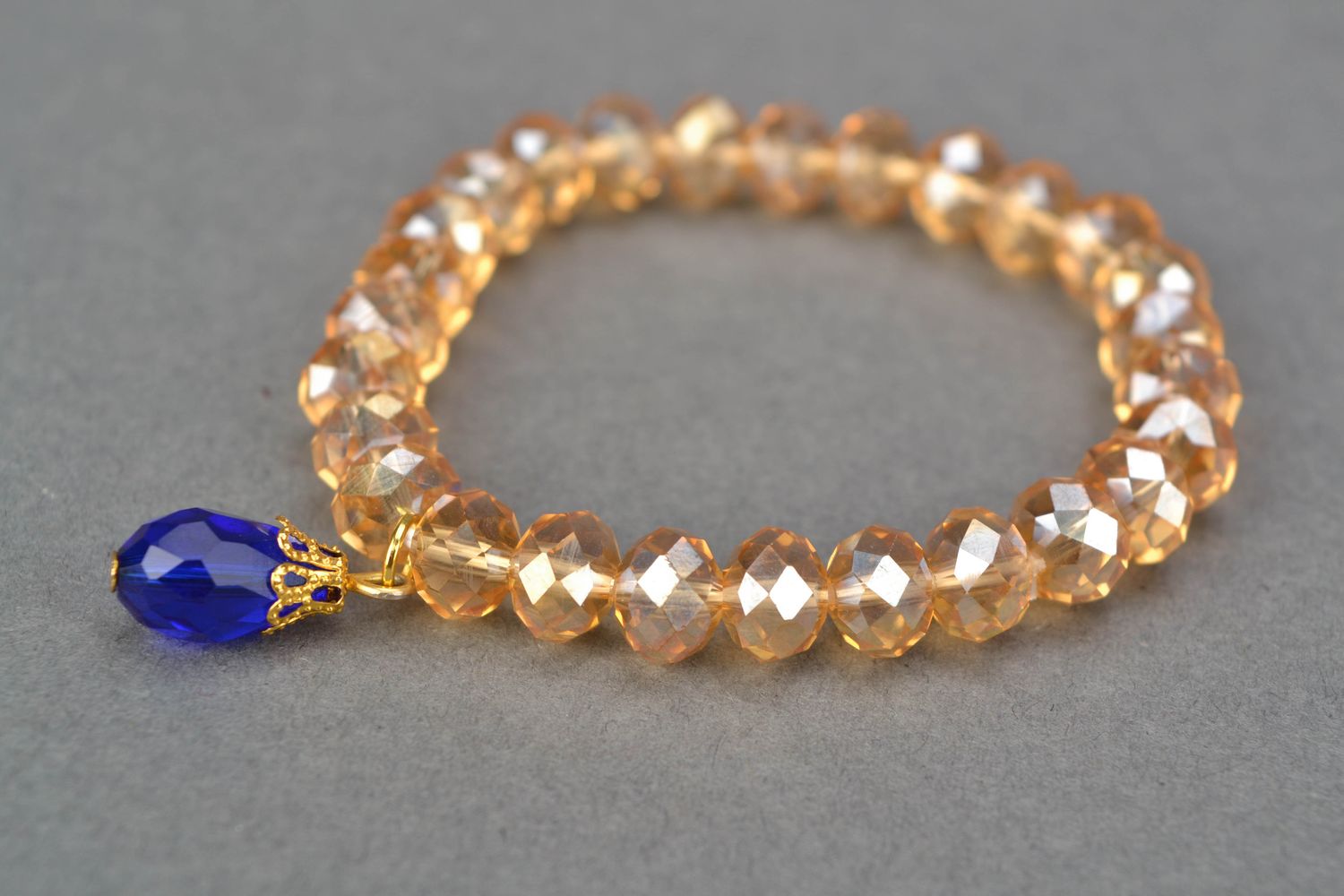 Goldfarbenes Armband aus Perlen handmade  foto 1