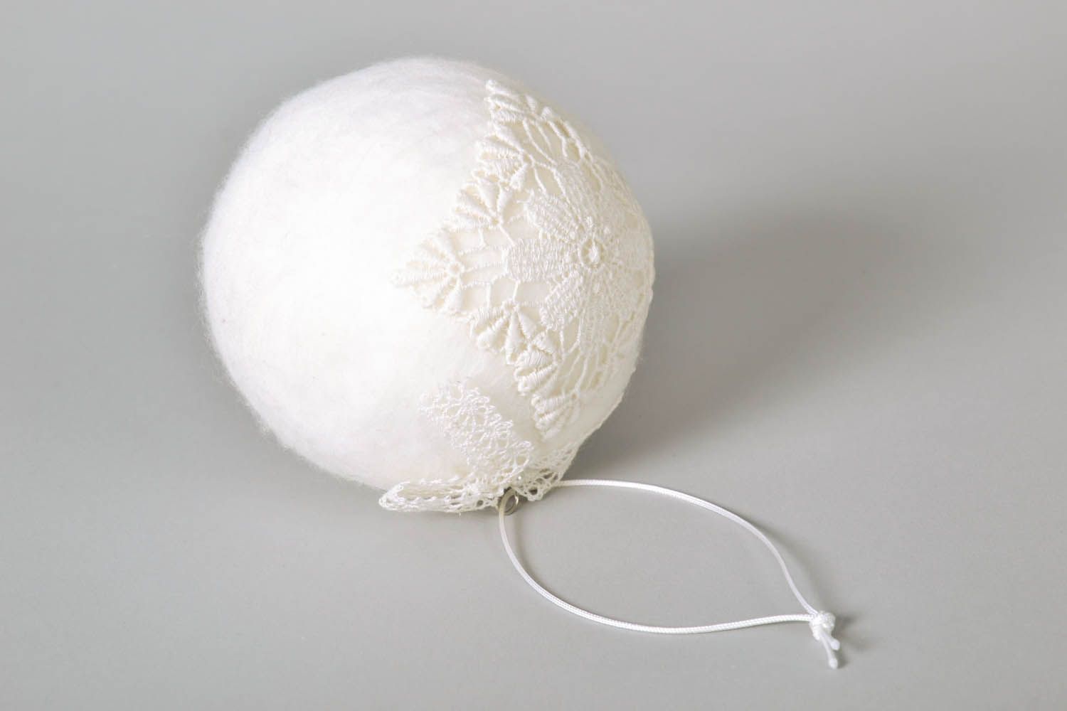 Boule de Noël blanche en laine faite à la main photo 3