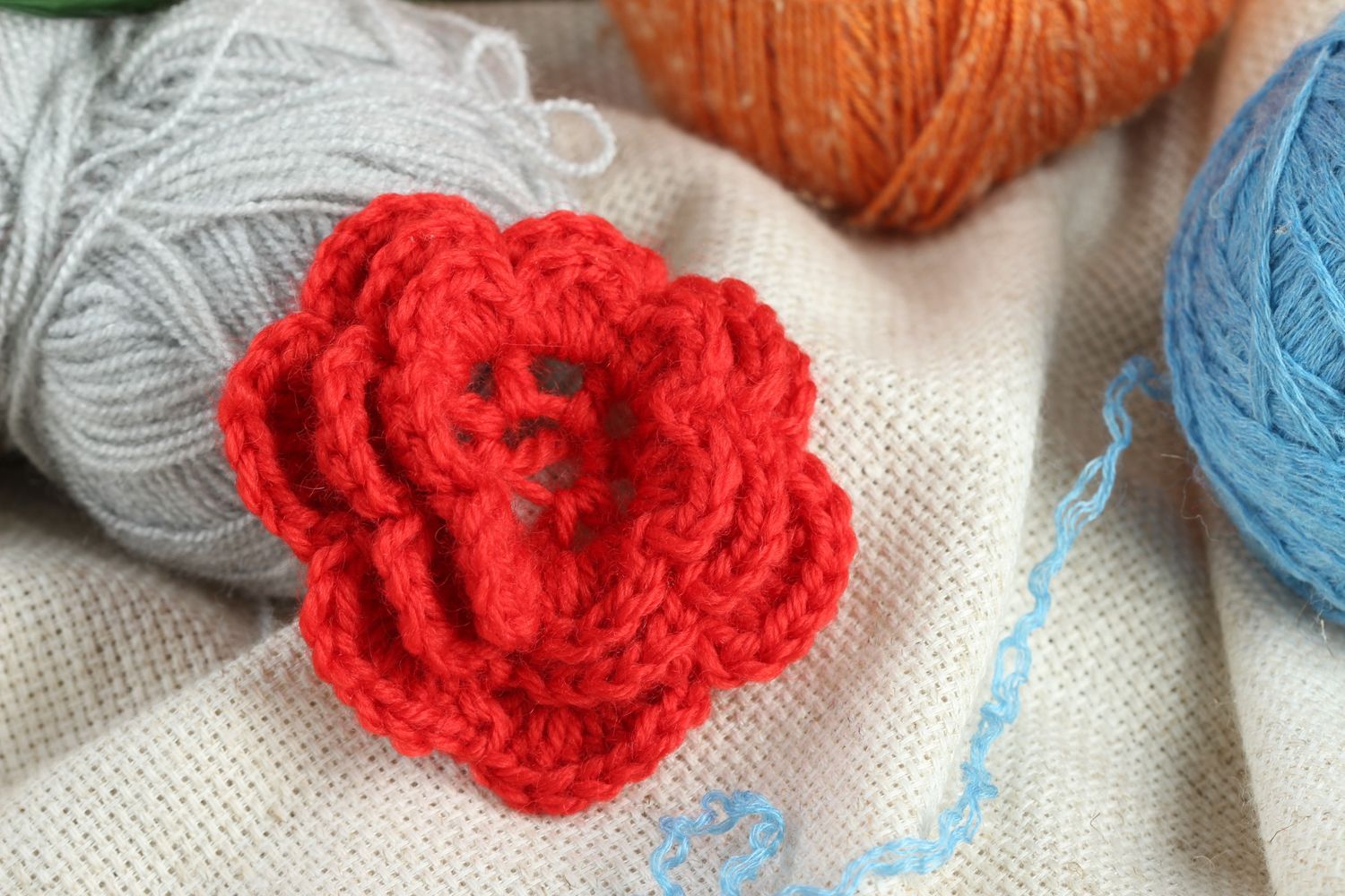 Fleur en tricot faite main Fourniture bijoux rouge au crochet Création broche photo 1