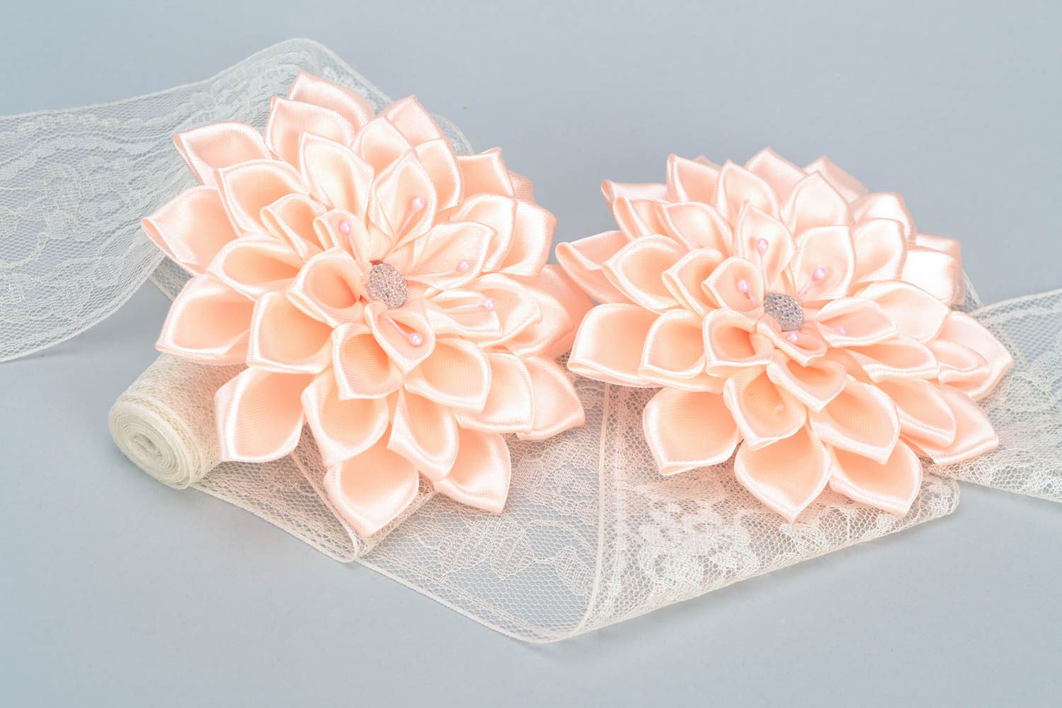 Zarte Blumen Haargummis Set aus Atlasbändern in Rosa 2 Stück in Kanzashi Technik handmade für Mädchen foto 1