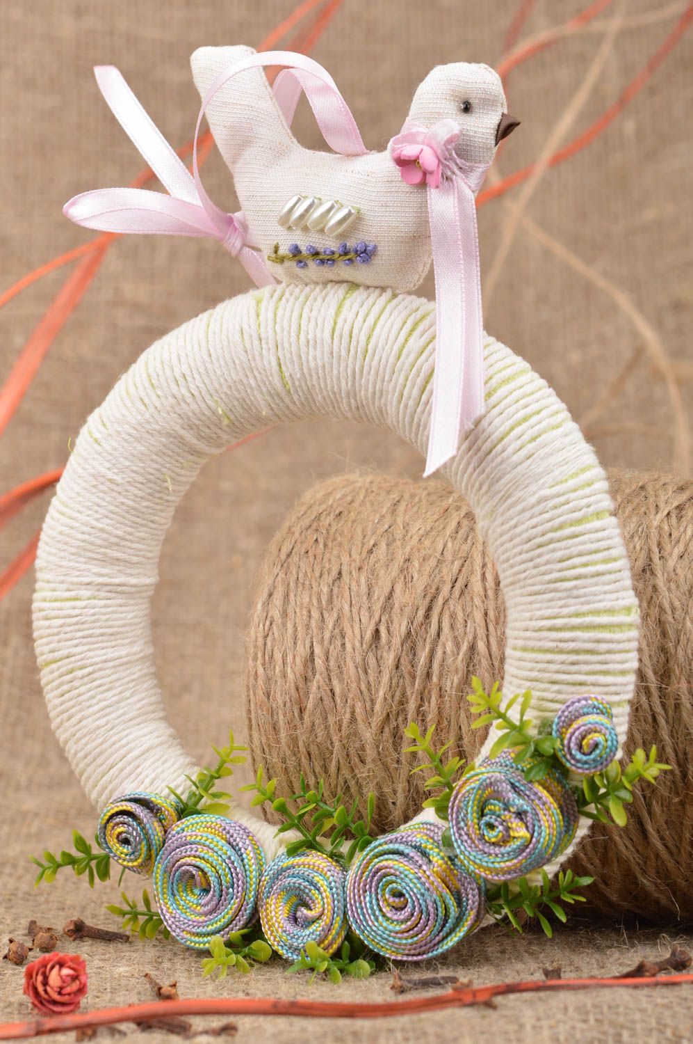 Corona de puerta con flores y pajarito de hilos y bramante blanca artesanal foto 1
