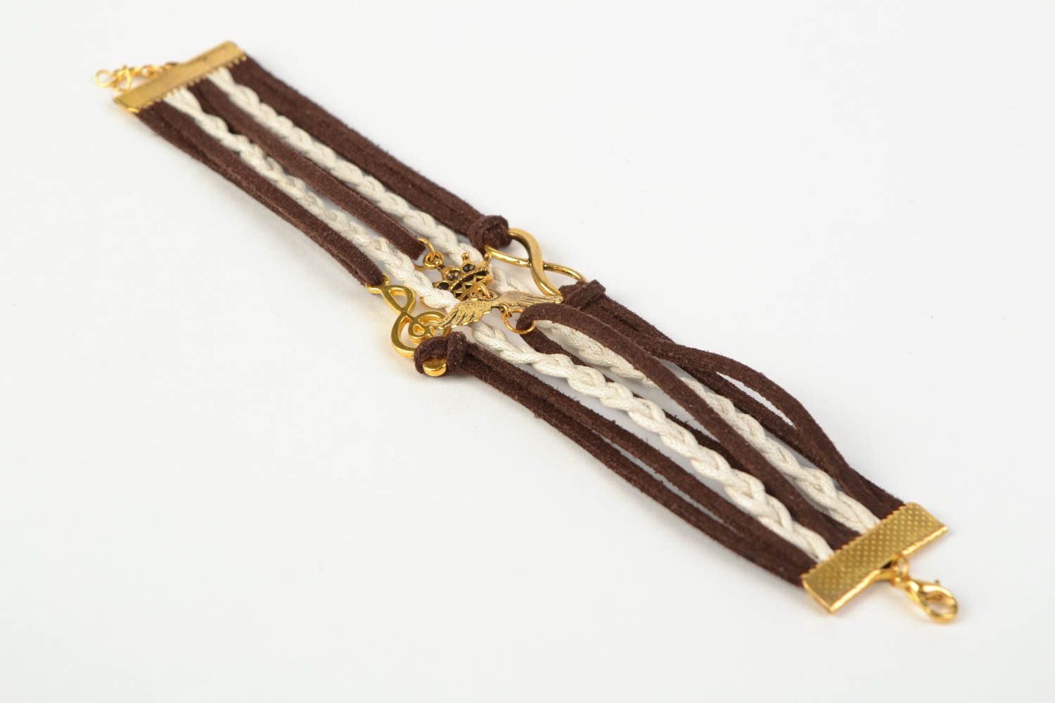 Stilvolles handmade Armband aus Wildleder Schnüren mit Anhängern in Braun und Milchfarbe foto 5
