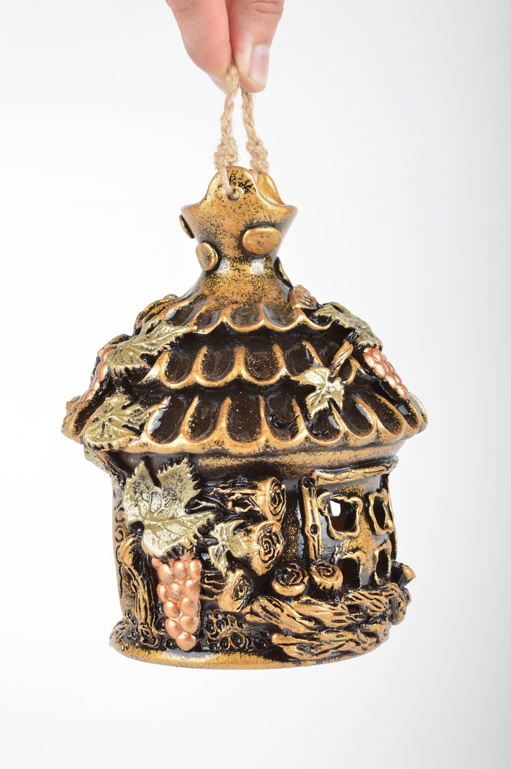Candelero hecho a mano de cerámica original en soporte con forma de casita  foto 3