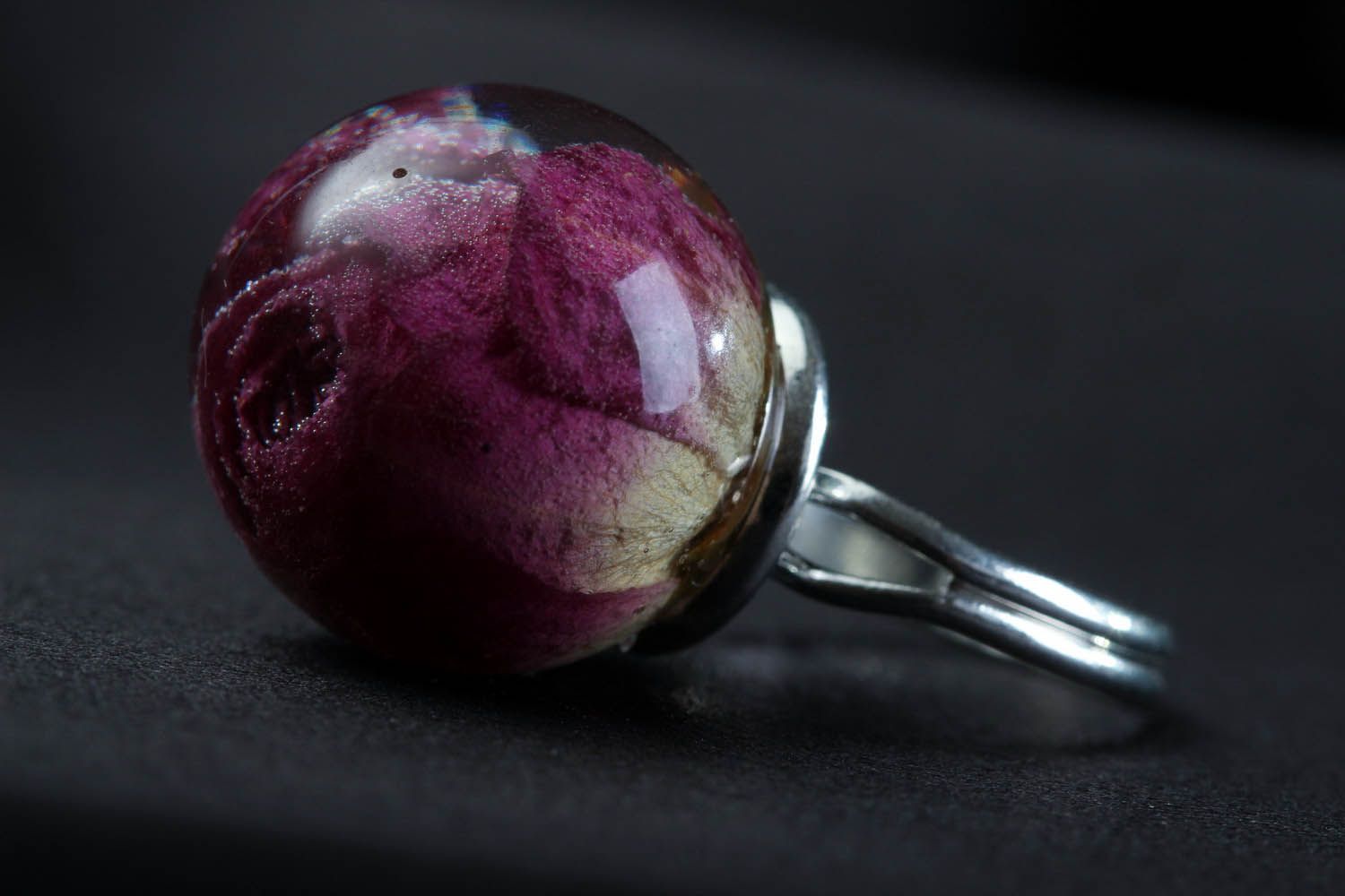 Кольцо с эпоксидной смолой и розой фото 2