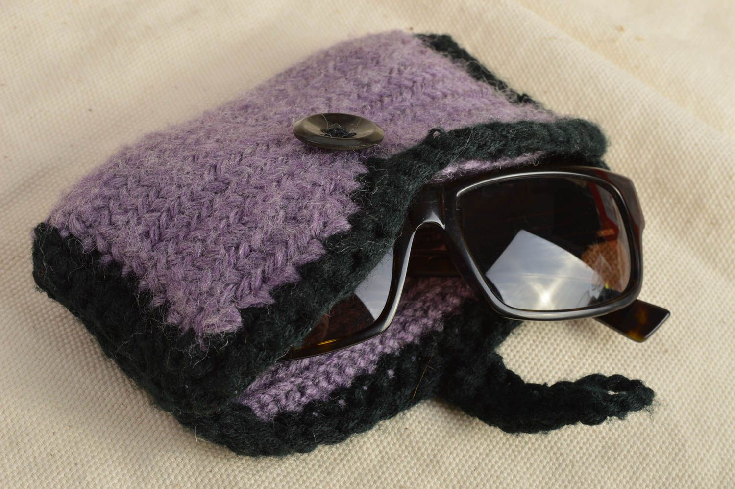 Handgemachtes gehäkeltes Brillenetui für Sonnenbrille lila klein mit Knopf foto 1