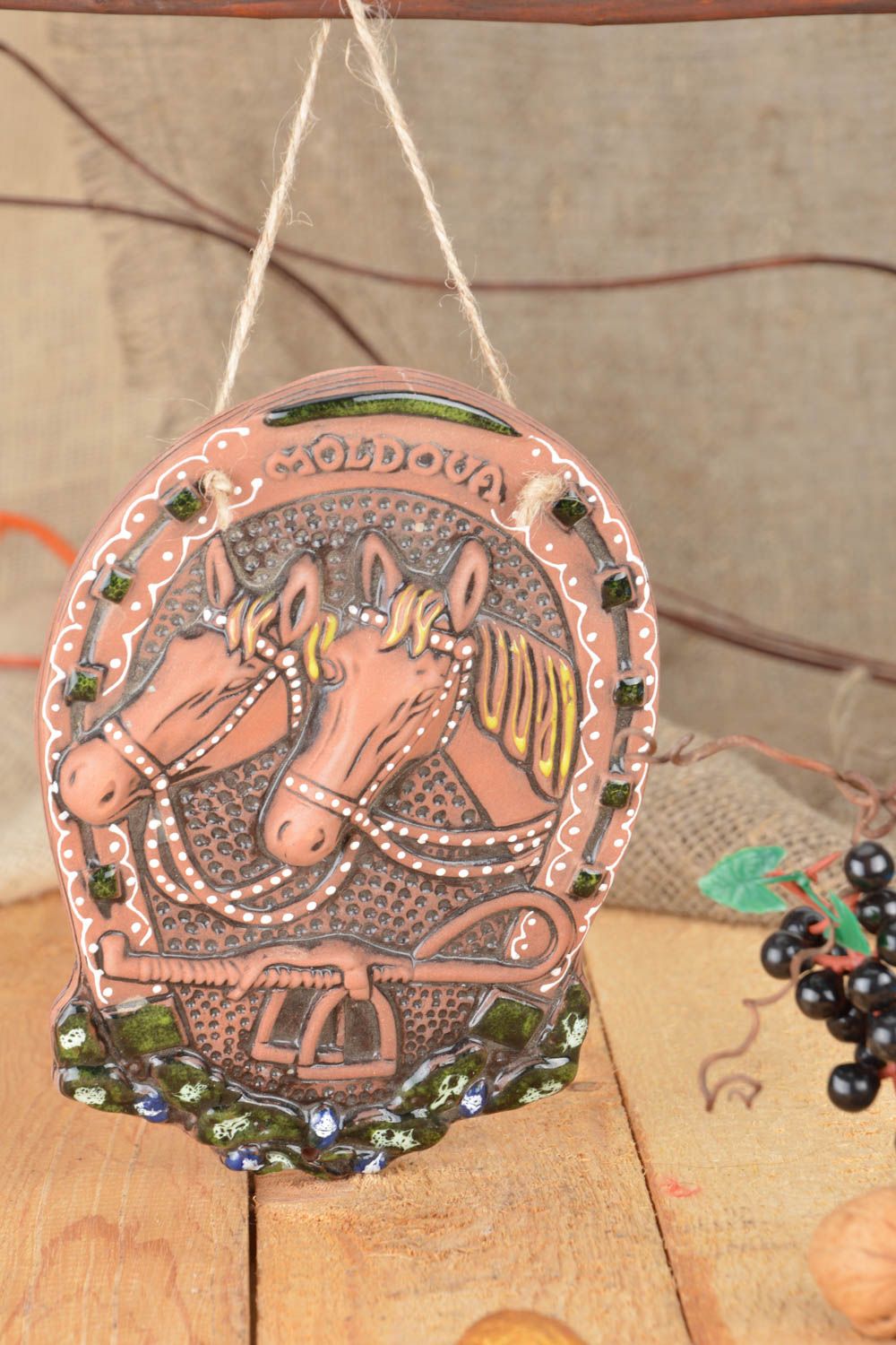 Panel decorativo de cerámica hecho a mano para pared herradura y dos caballos  foto 1