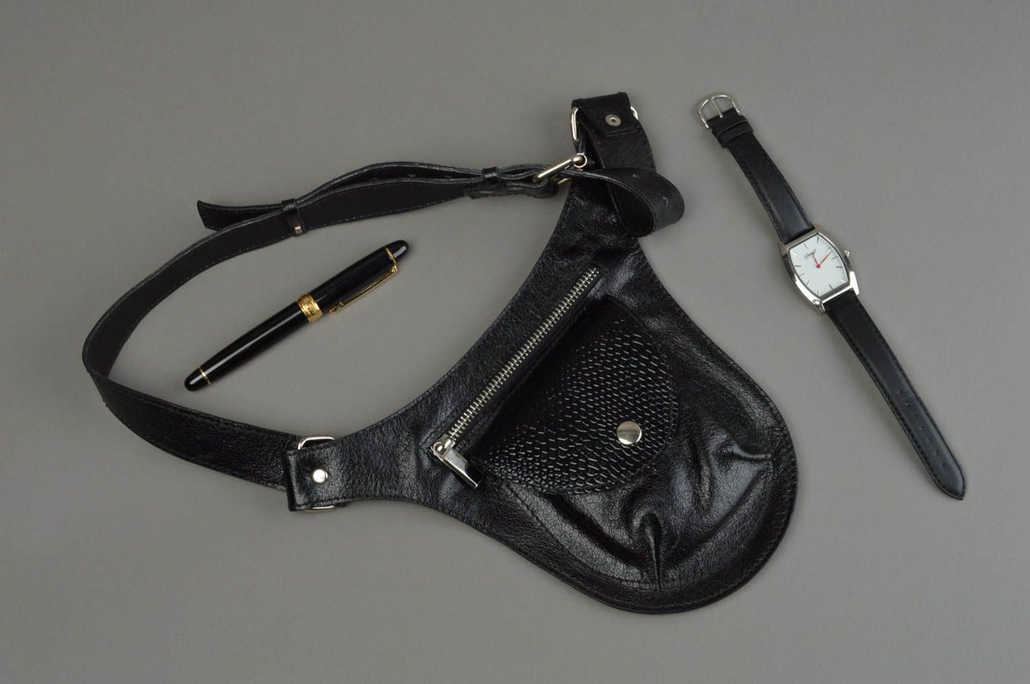 Kleine bequeme stilvolle schwarze Gürtel Tasche aus Leder modisch handgemacht foto 2