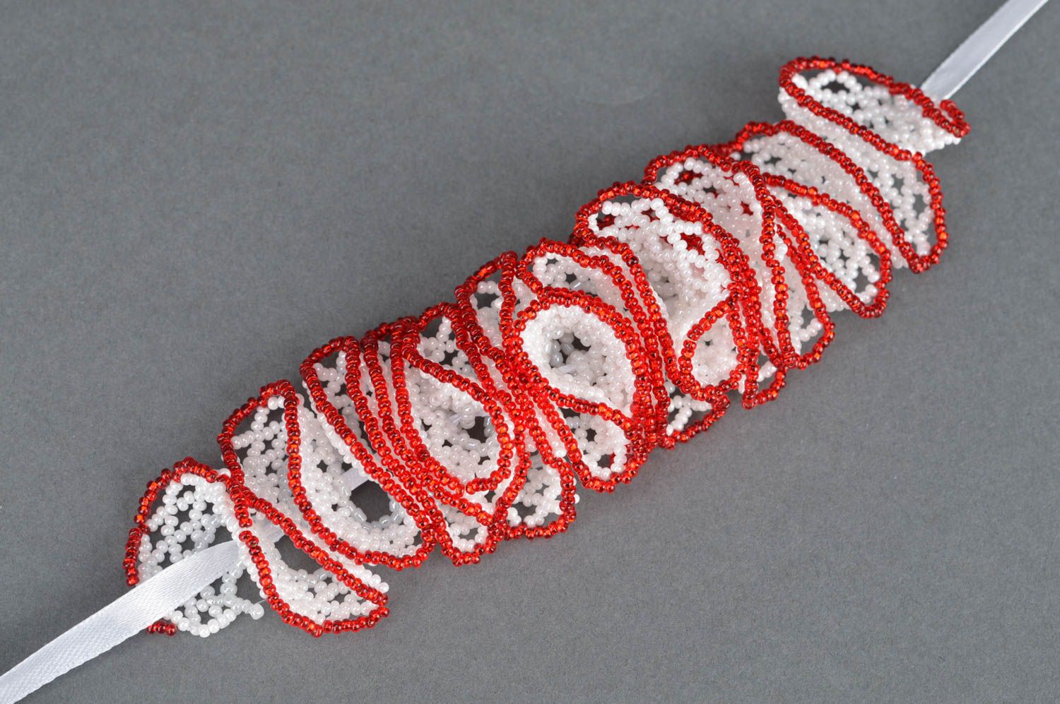 Кружевной браслет из бисера в технике огалала белый с красной каемкой с лентами фото 5