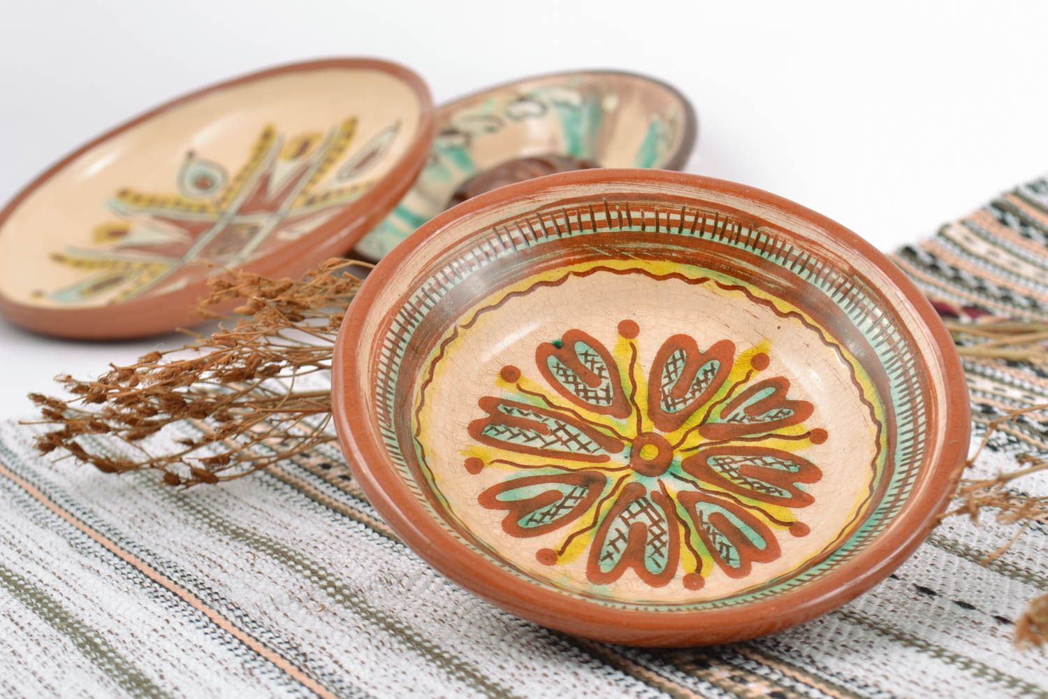 Tiefer handmade Deko Teller aus Keramik mit Glasur bemalt mit Pflanzenmotiven foto 1
