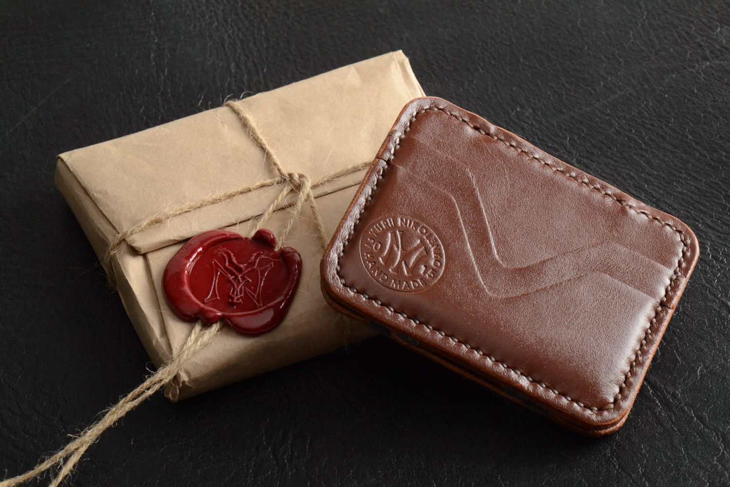 Exklusive kompakte braune Geldbörse aus Leder mit Prägung Geschenk für Mann foto 1