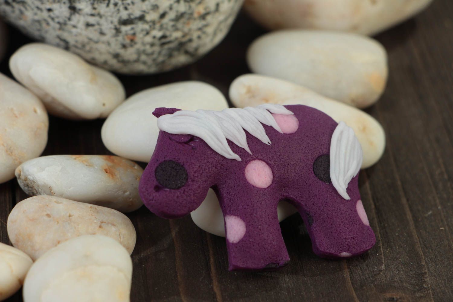 Broche poney en pâte polymère faite main violette pour enfants et jeunes filles photo 1