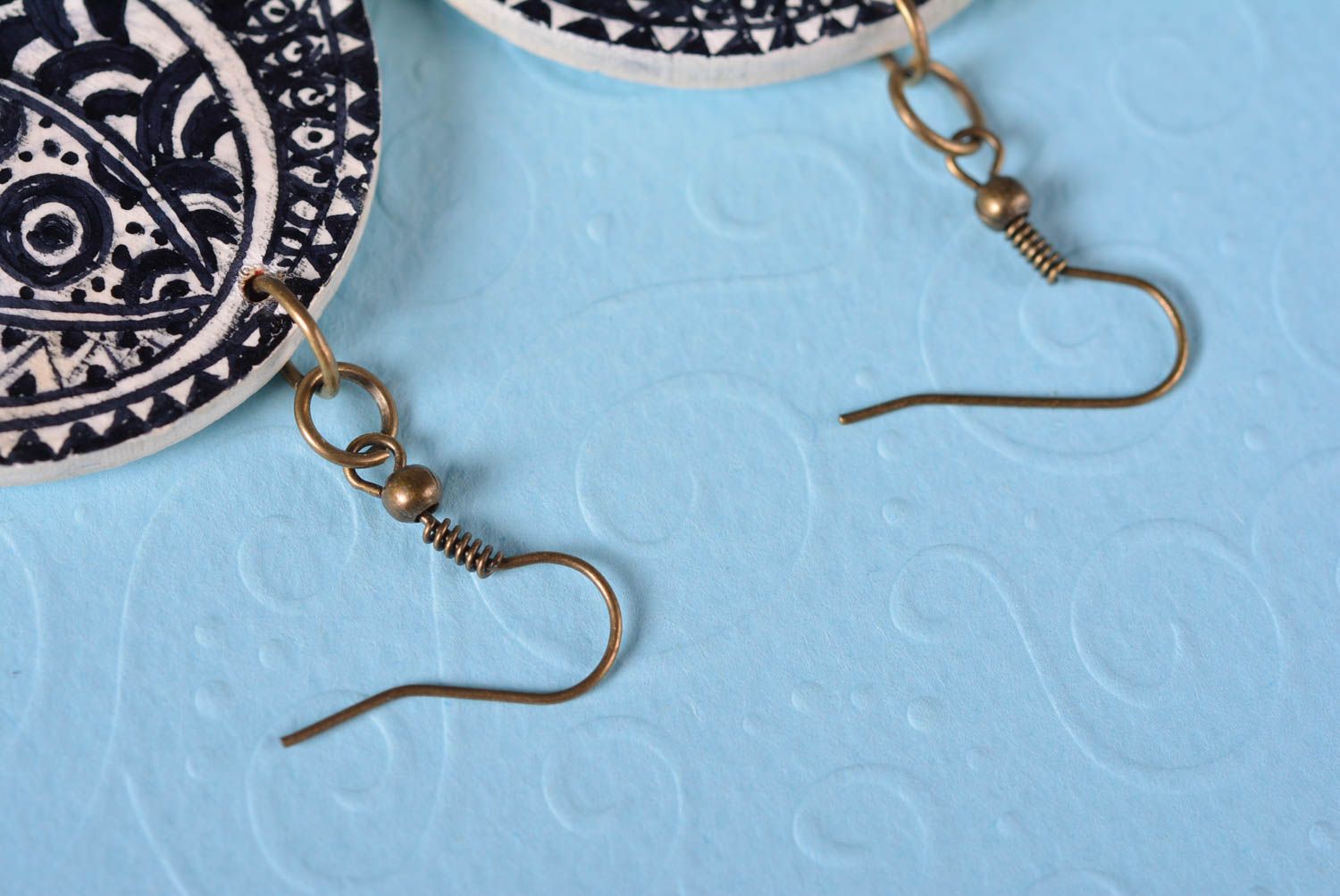 Handmade runde Ohrringe Accessoire für Frauen Ohrringe aus Holz schwarz weiß foto 5