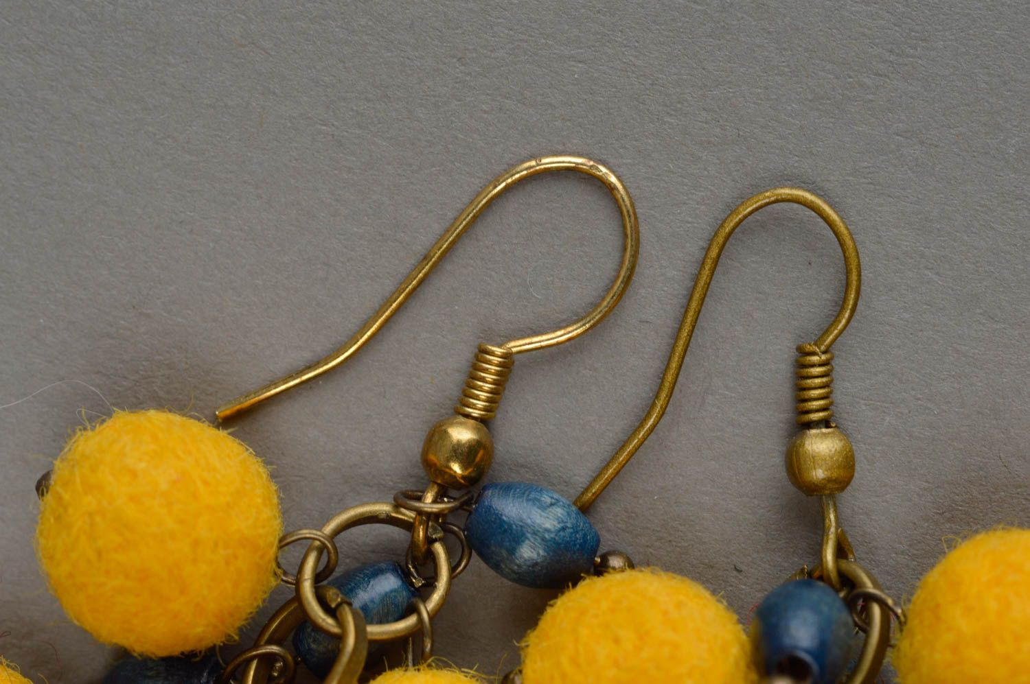 Boucles d'oreilles en laine feutrée grappe jaunes faites main pendantes photo 2