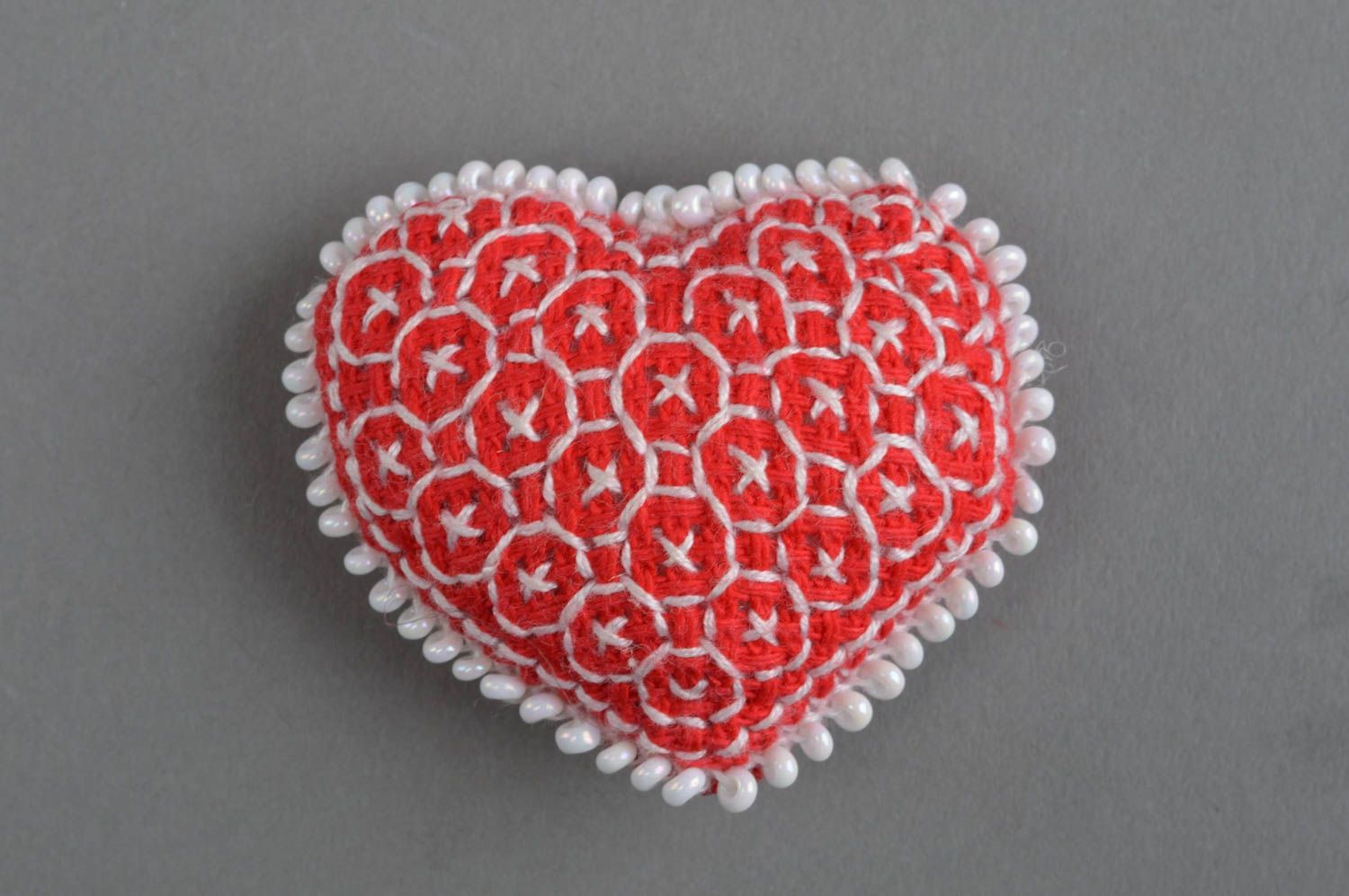 Маленькая декоративная мягкая игрушка сердце с вышивкой и бисером ручная работа фото 3
