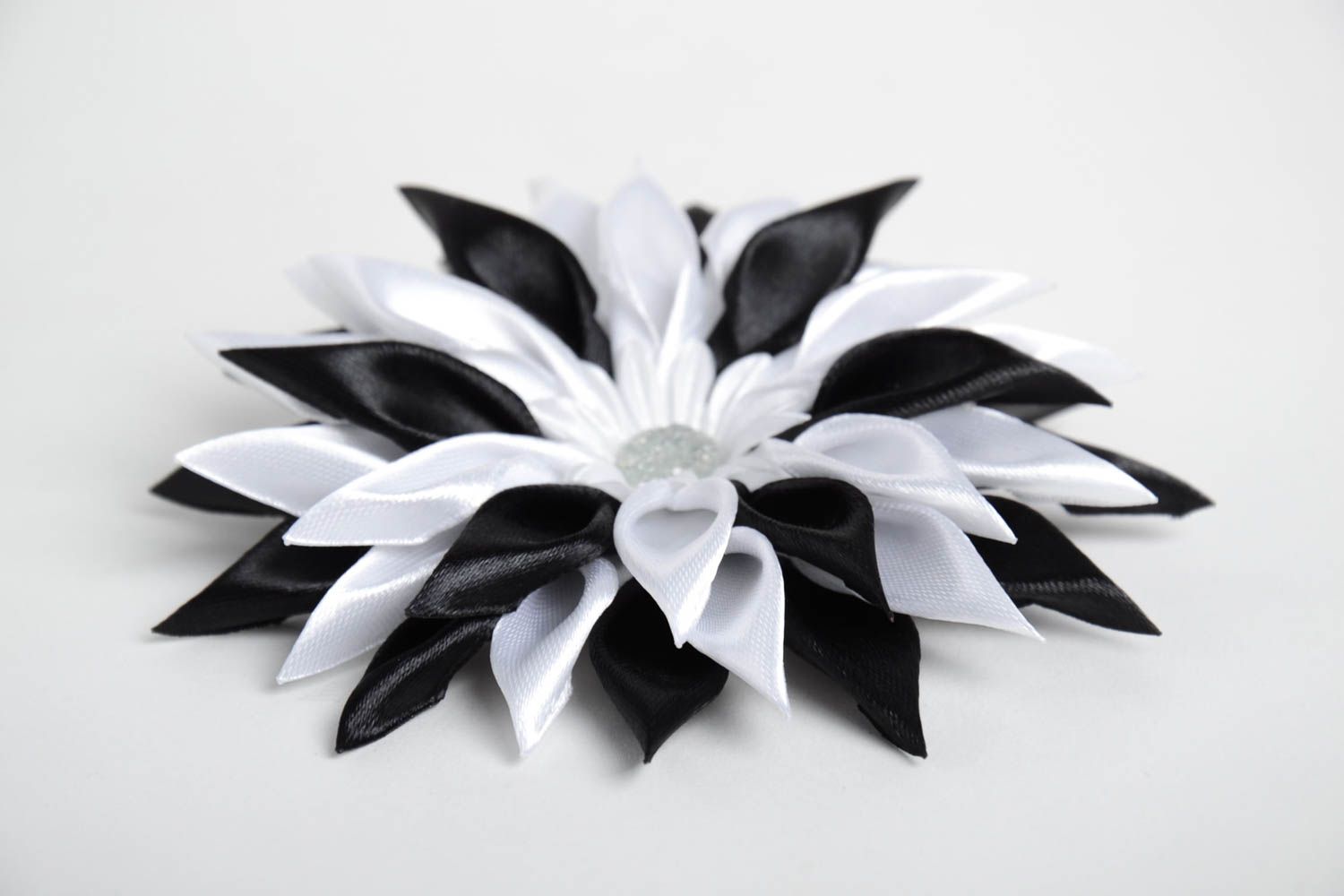 Pince cheveux Barrette fleur fait main satin blanc noir Accessoire cheveux photo 5