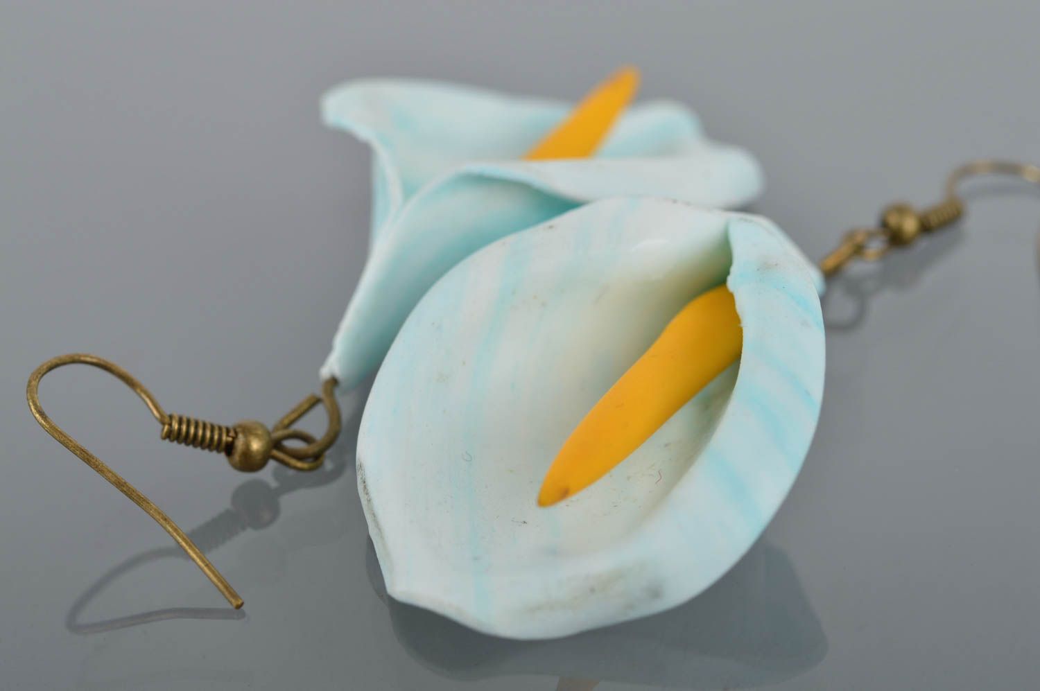Серьги из полимерной глины ручной работы красивые белые с голубым и желтым Каллы фото 5