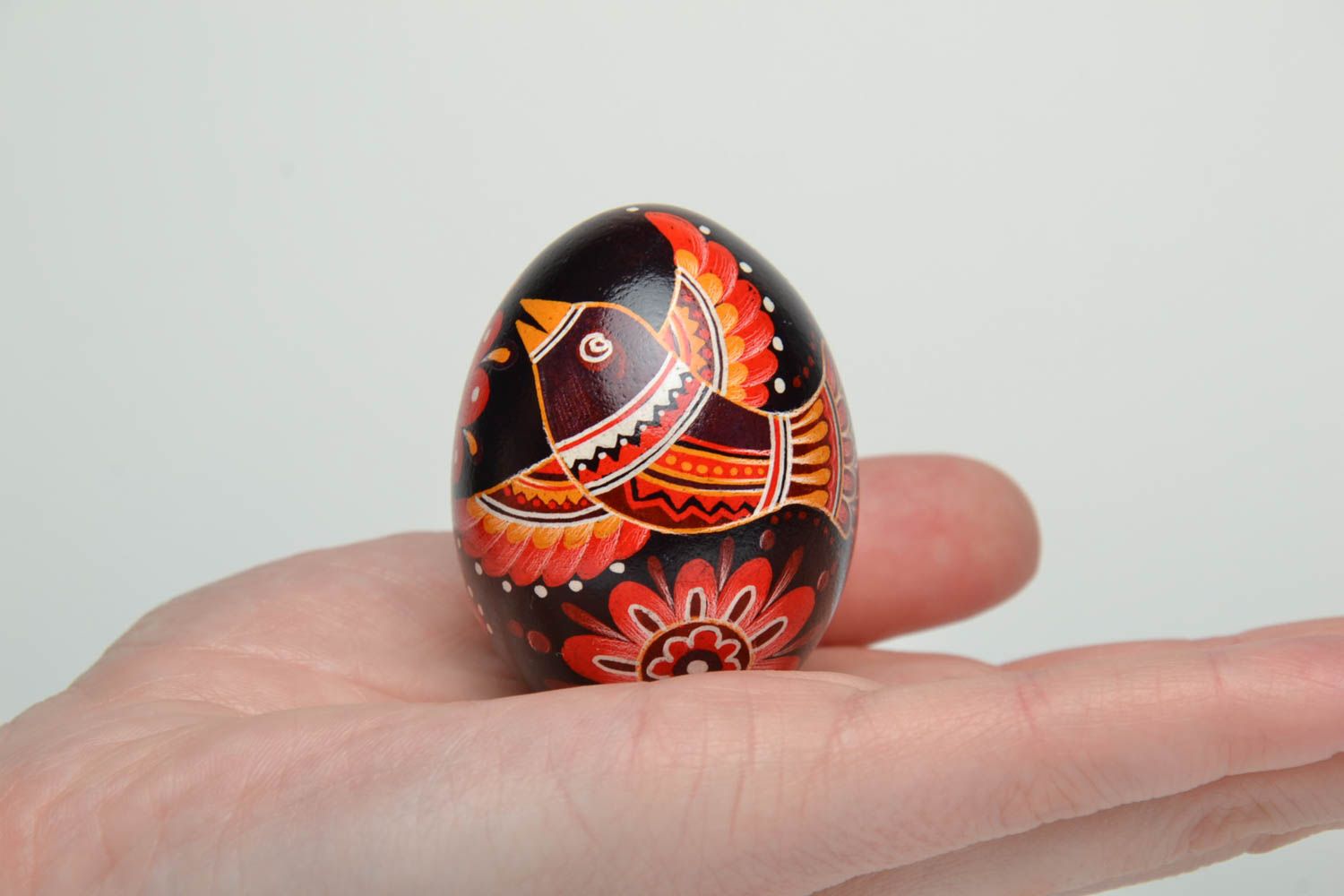 Œuf de Pâques pyssanka fait main peint de couleurs d'aniline et de cire photo 5