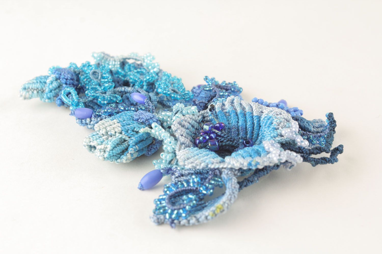 Blue brooch made of threads and beads photo 4