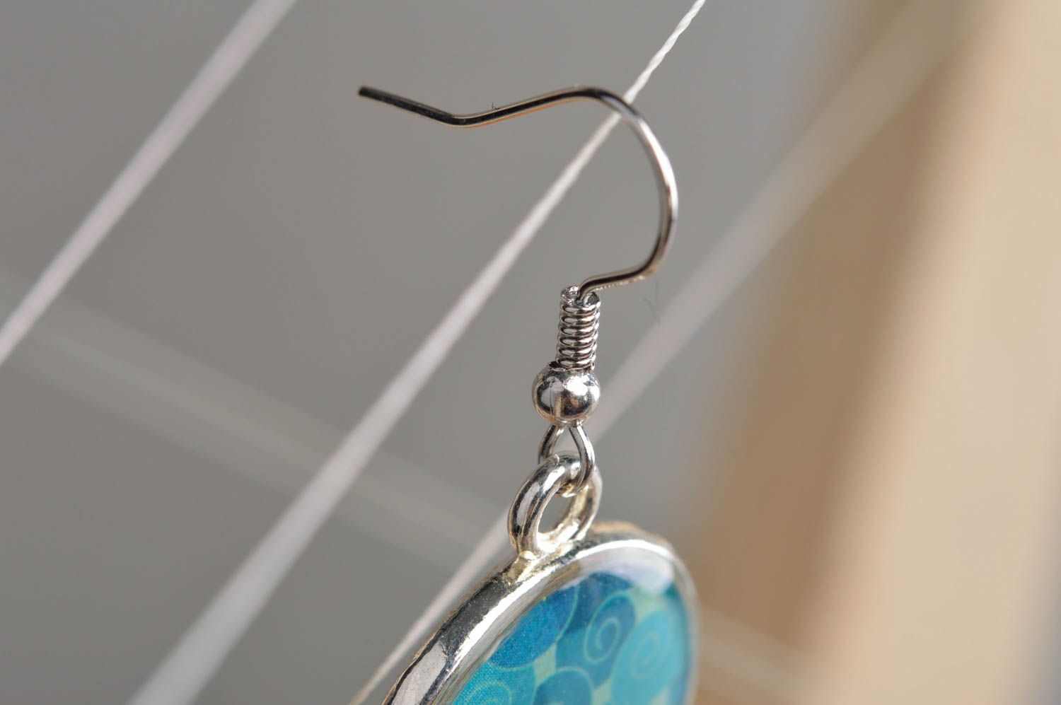 Blaue schöne handmade Ohrringe mit Muster im Juwelharz in Decoupage Technik foto 2
