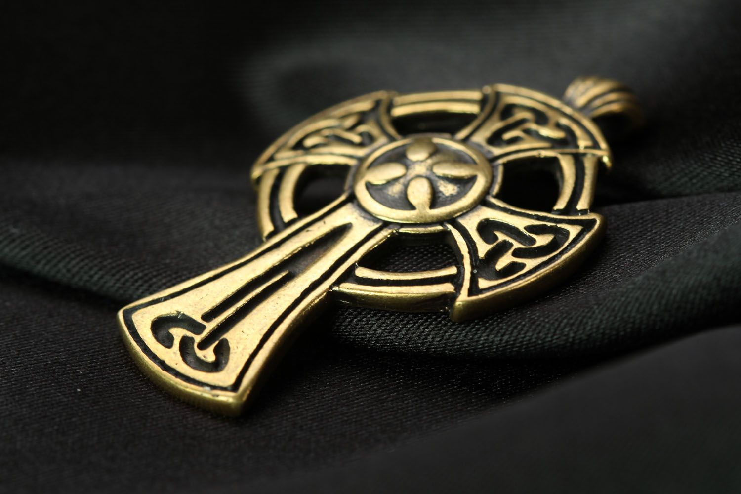 Pendentif en bronze artisanal Croix celtique  photo 2