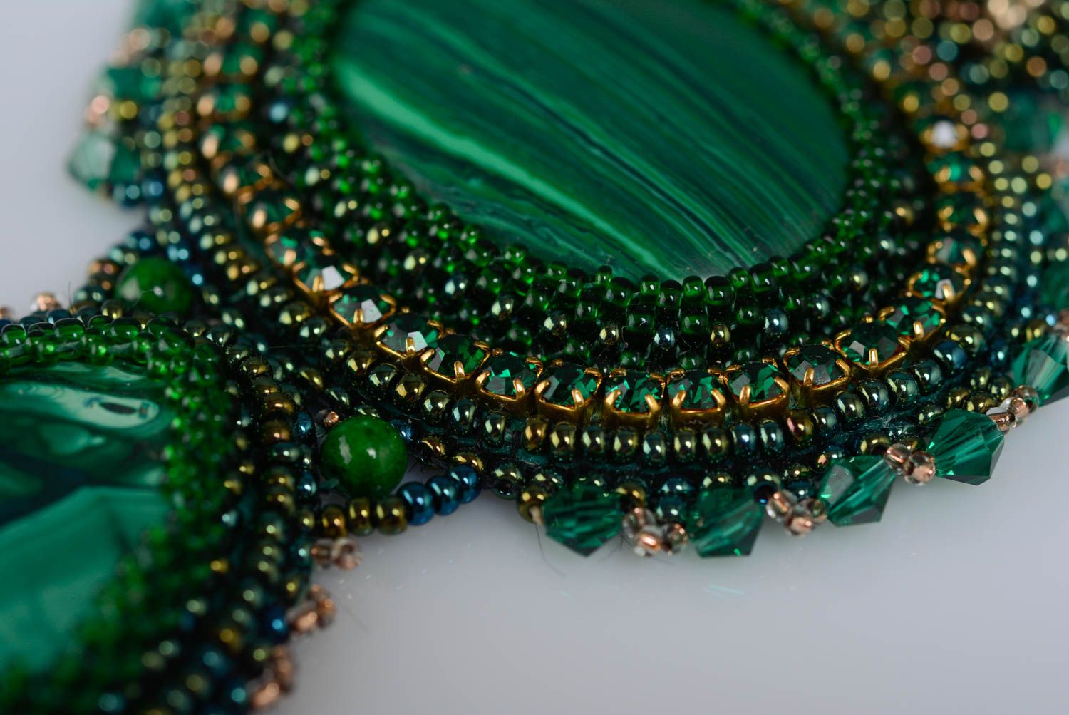 Collier vert brodé en perles de rocaille et malachite fait main de soirée femme photo 4