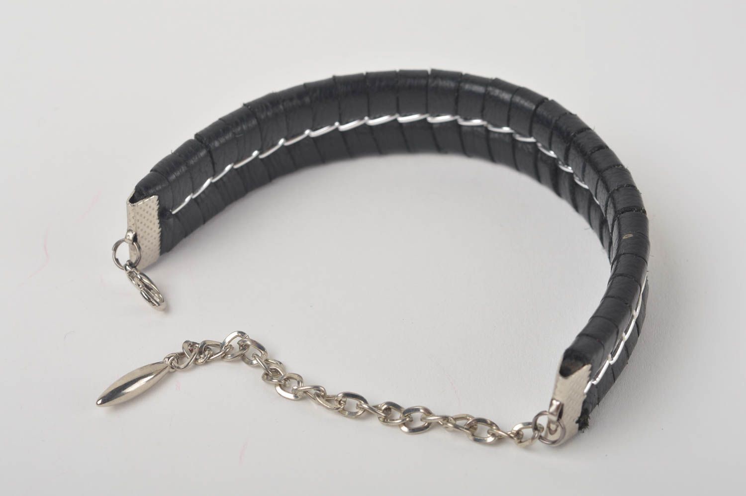 Bracelet en cuir noir naturel Bijou fait main taille réglable Cadeau original photo 4