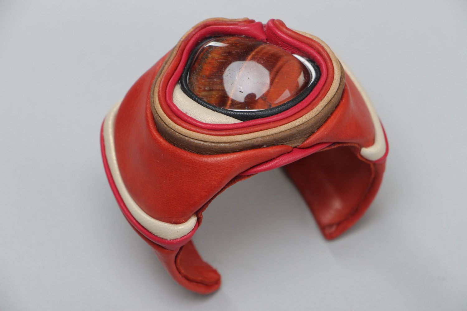 Красный кожаный браслет с бычьим глазом с регулируемым размером ручной работы фото 2