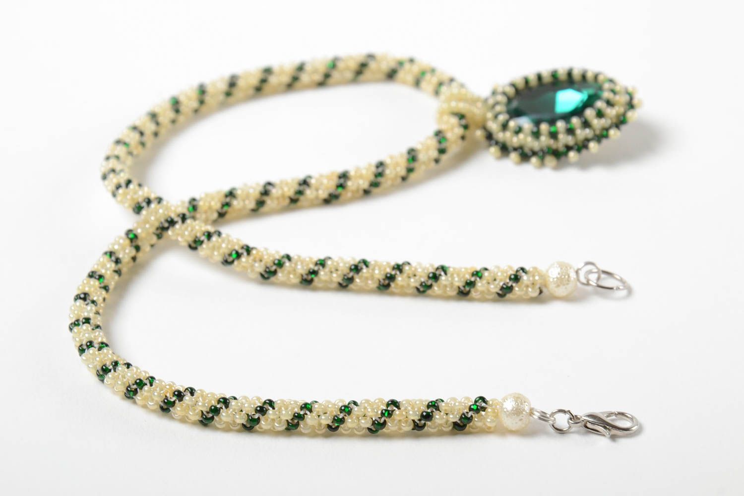 Collier en perles de rocaille avec pendentif vert fait main design élégant photo 4