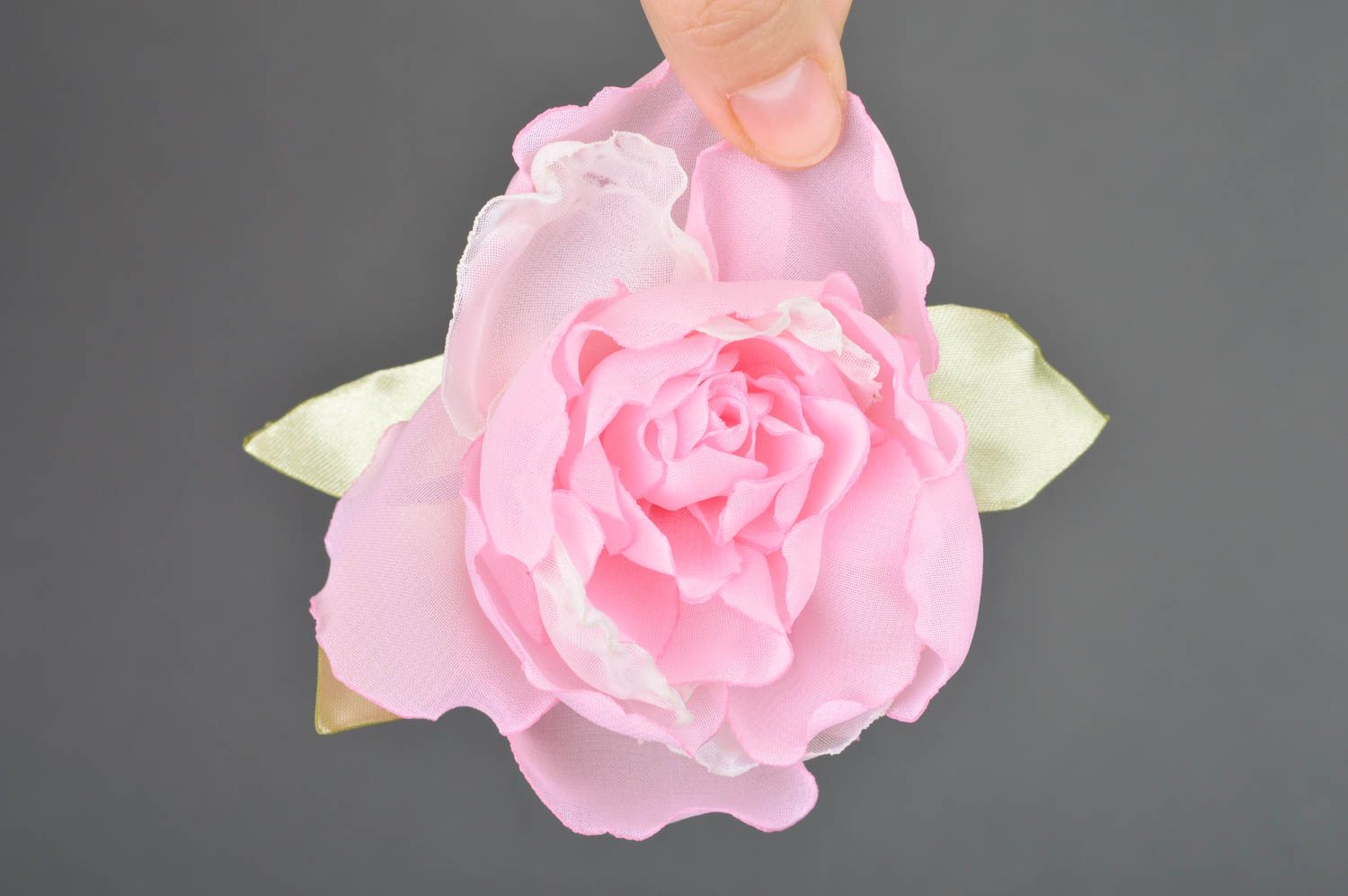 Брошь-заколка из ткани ручной работы в виде розового пиона красивая женская фото 3