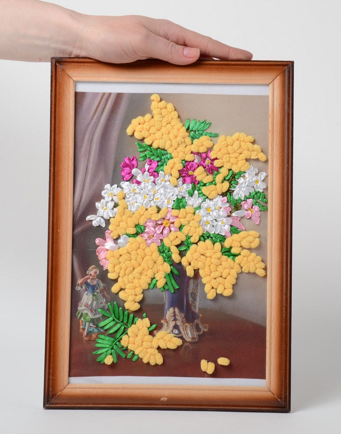 Вышитая картина с цветами из лент в деревянной раме красивая ручной работы фото 5