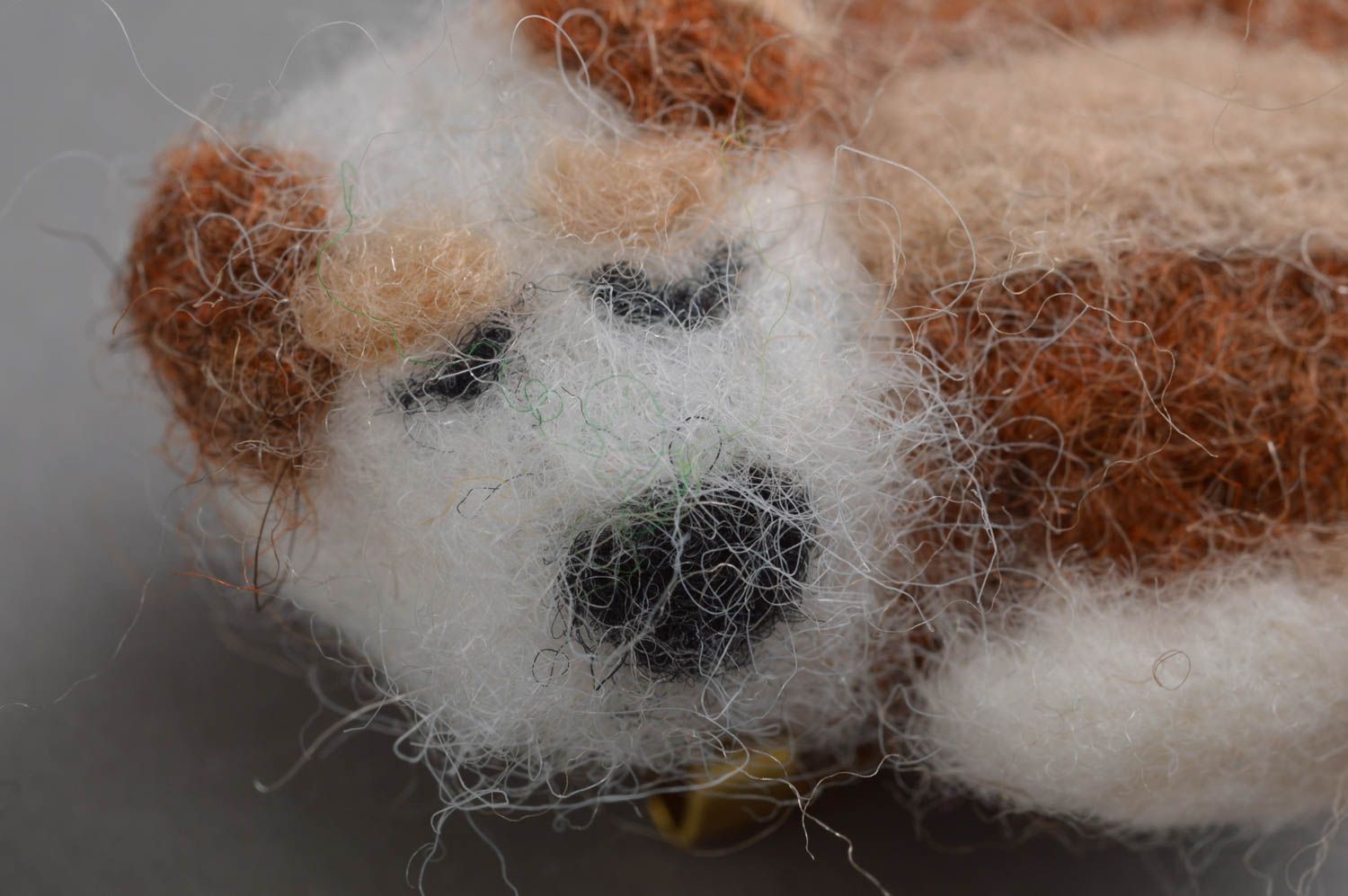 Petite broche chien beige en laine naturelle feutrée faite main originale photo 5