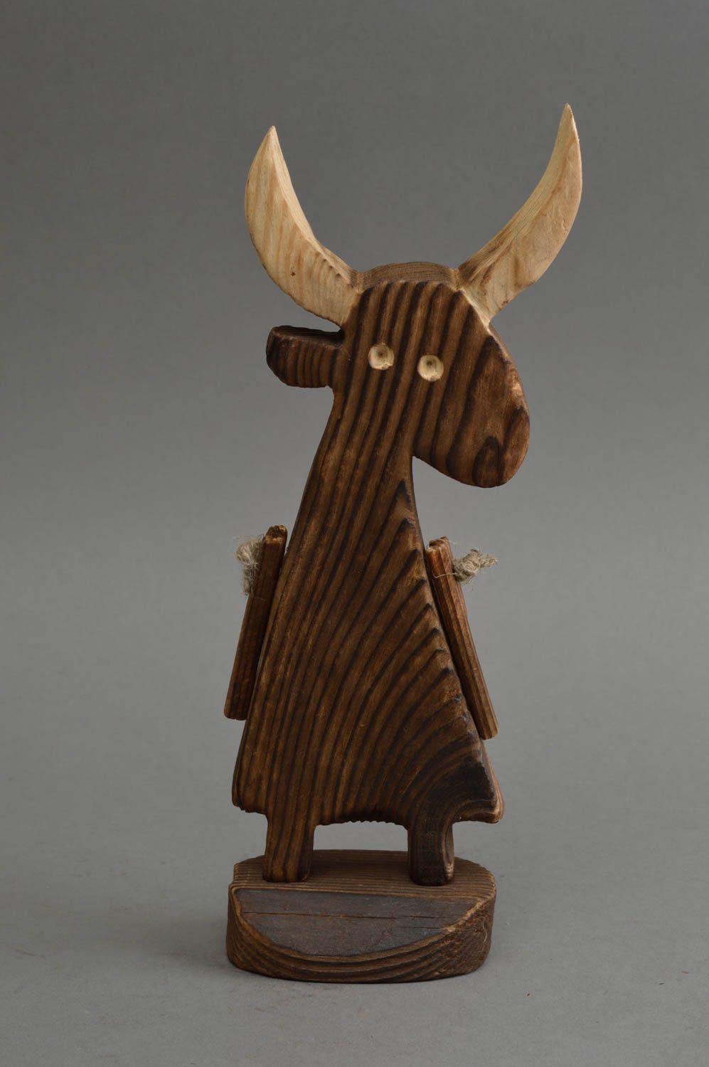 Figurine de taureau faite main en bois marron sur un support petite originale photo 2