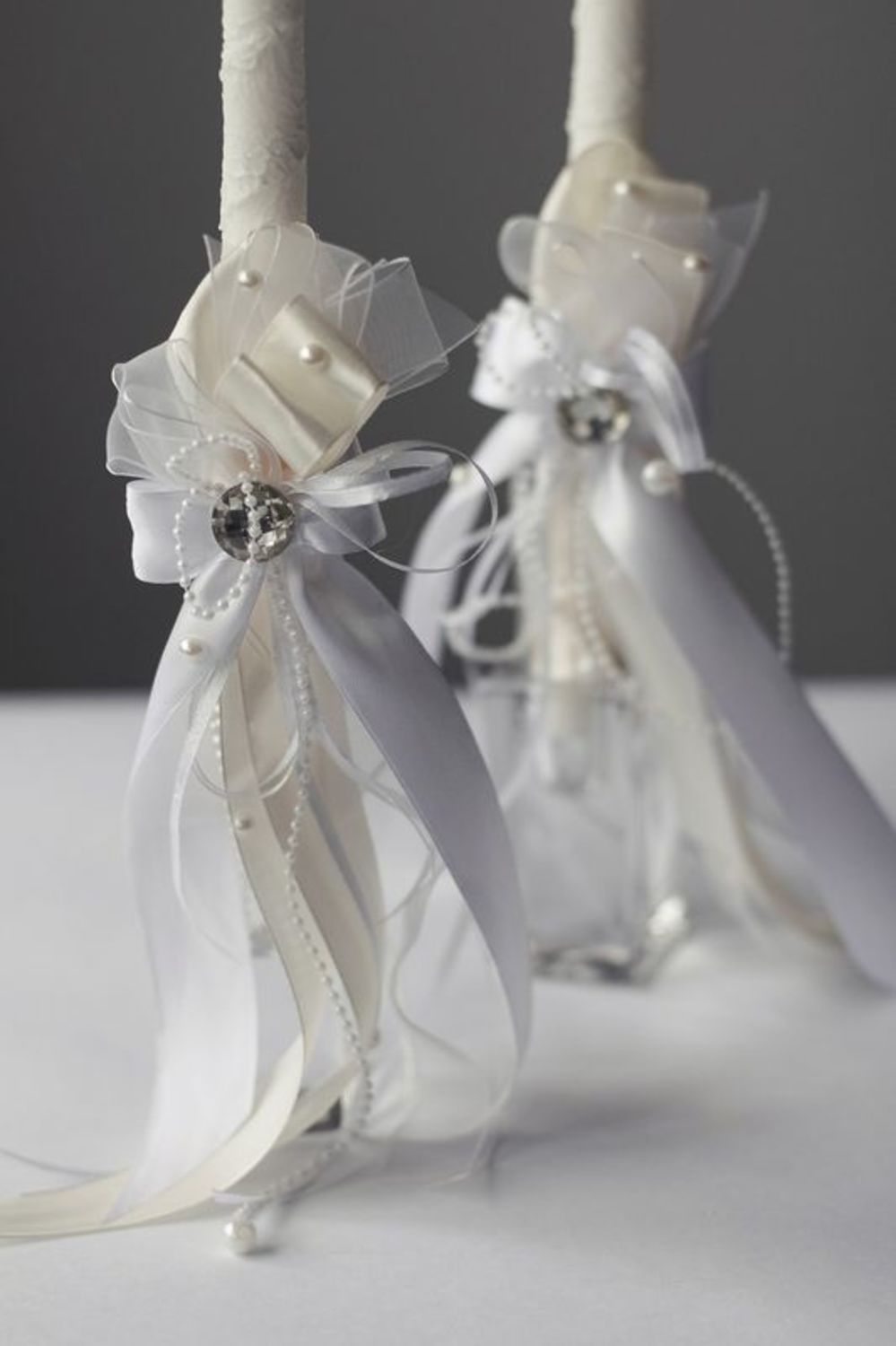 Свадебная свеча с белыми лентами и стразами фото 2