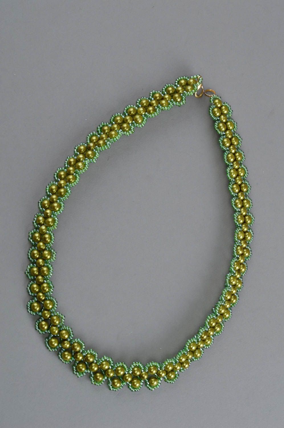 Ожерелье из бисера и бусин ручной работы авторское красивое в зеленых тонах фото 2