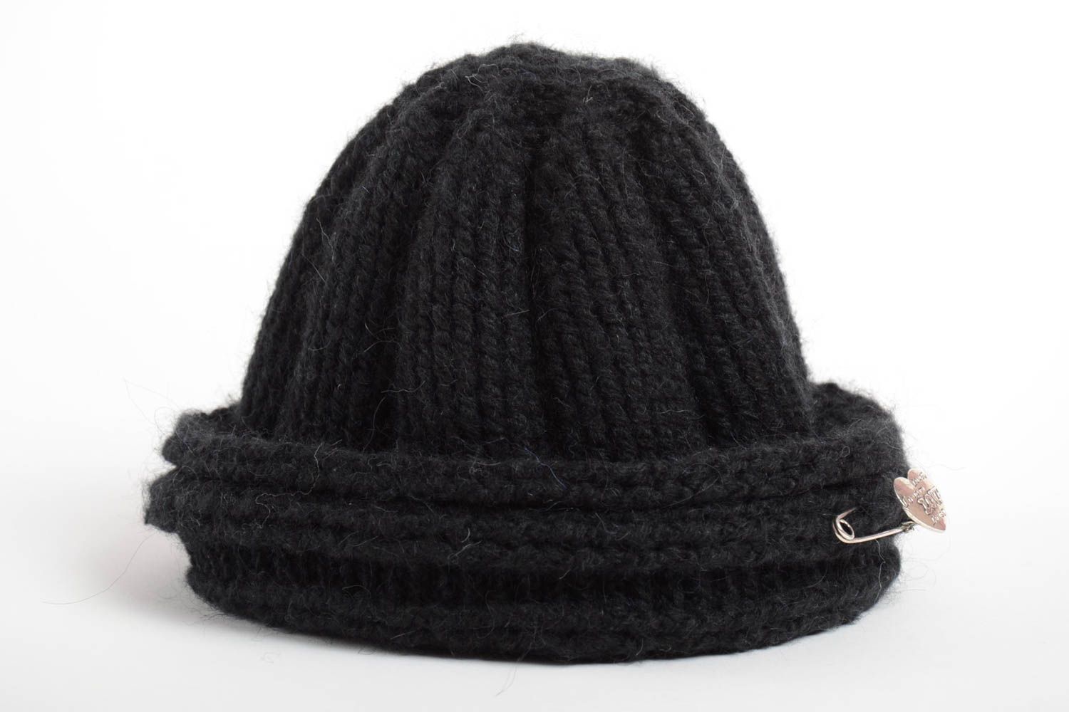 Черная шапка ручной вязки с брошкой из шерсти акрила и хлопка оригинальная фото 3